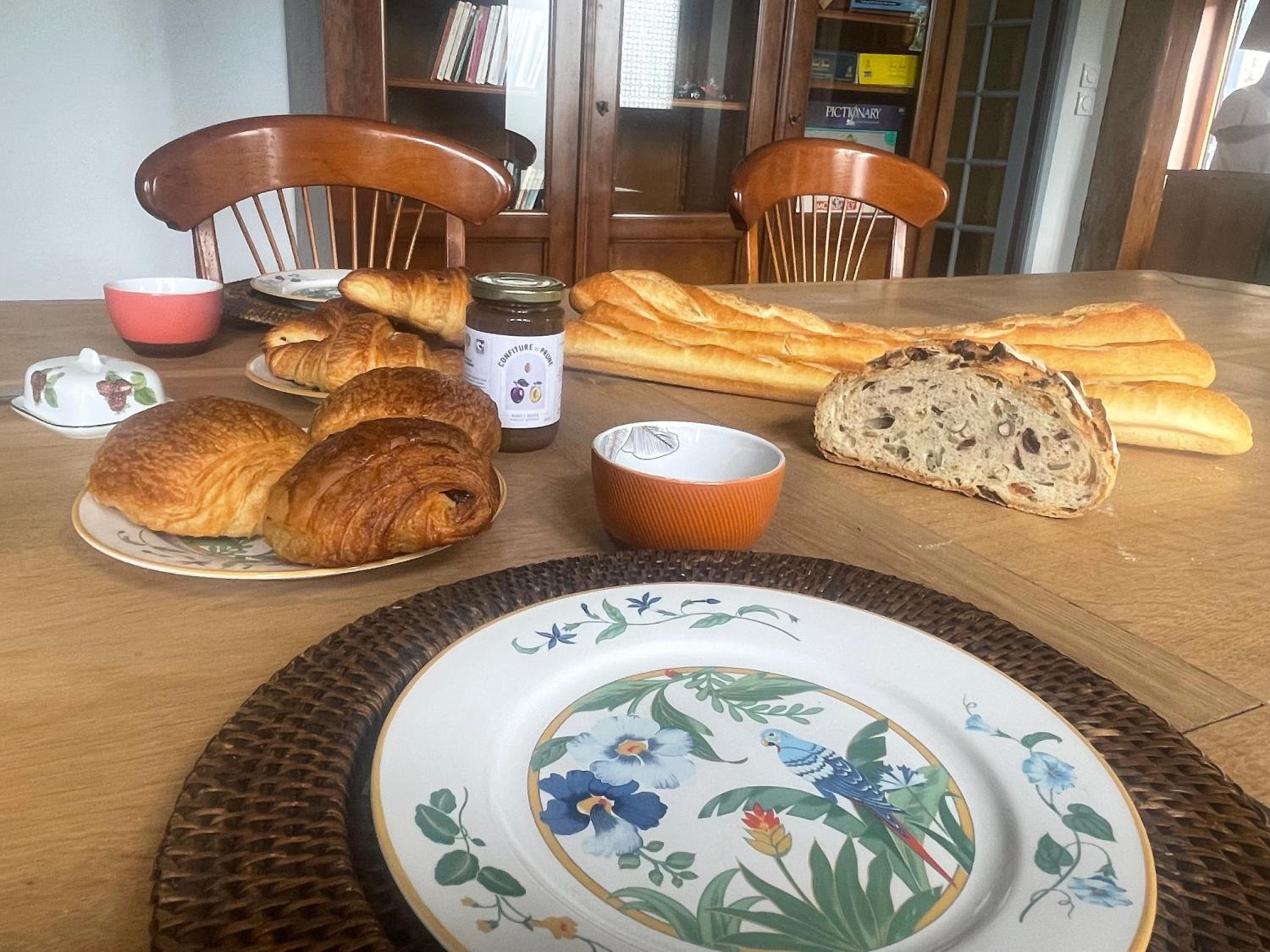 Parenthèse poétique face au Mont-Saint-Michel, entre nature vivante, animaux et petit-déjeuner festin