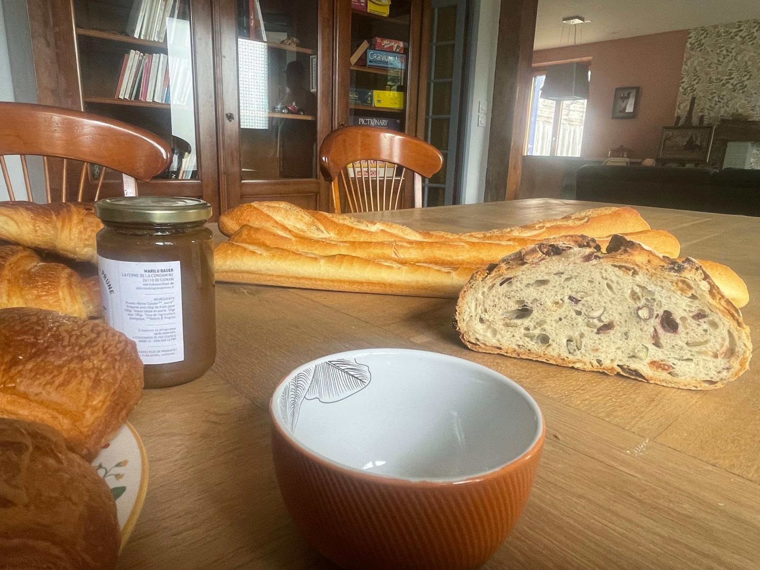 Parenthèse poétique face au Mont-Saint-Michel, entre nature vivante, animaux et petit-déjeuner festin