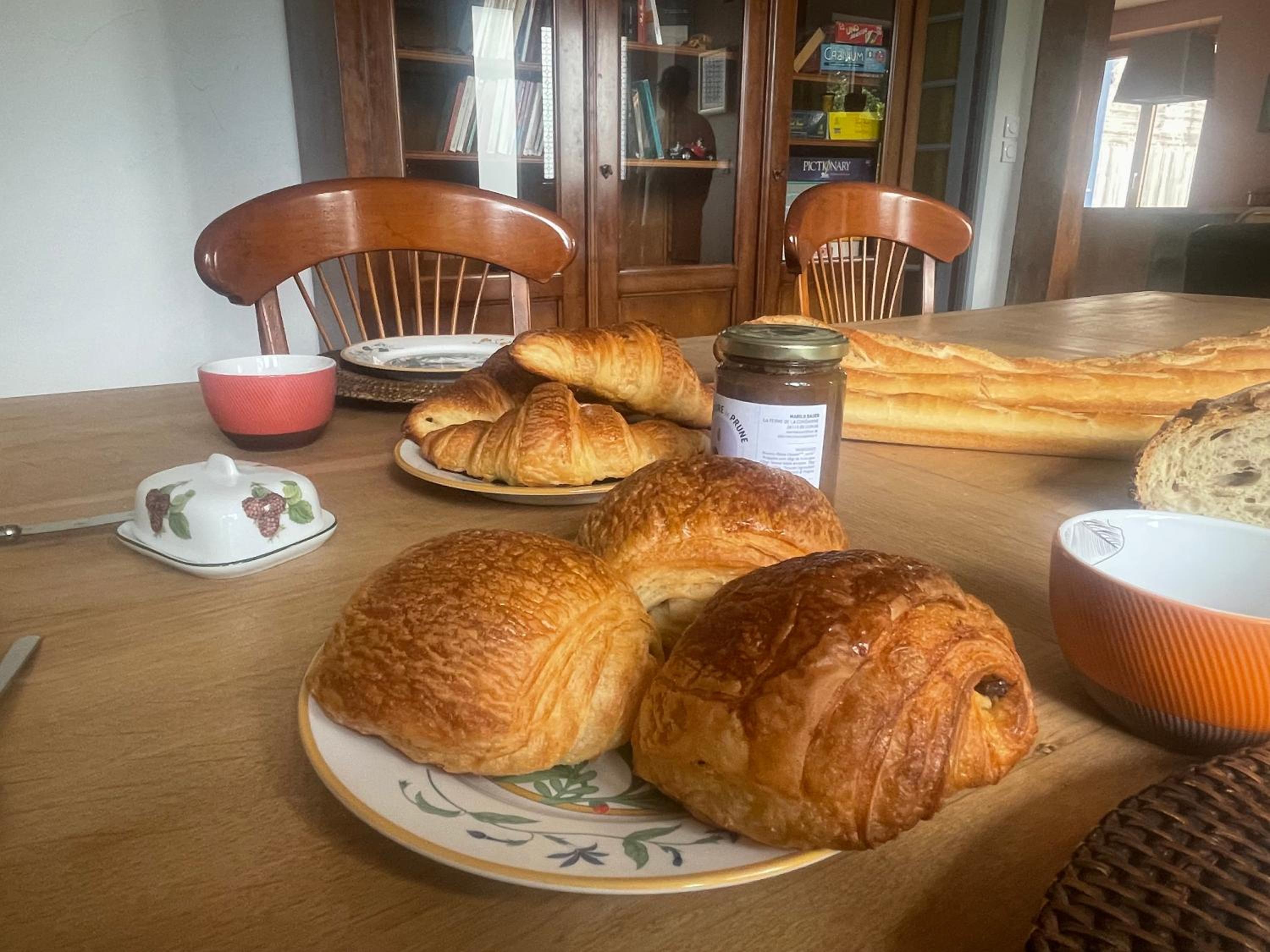 Parenthèse poétique face au Mont-Saint-Michel, entre nature vivante, animaux et petit-déjeuner festin
