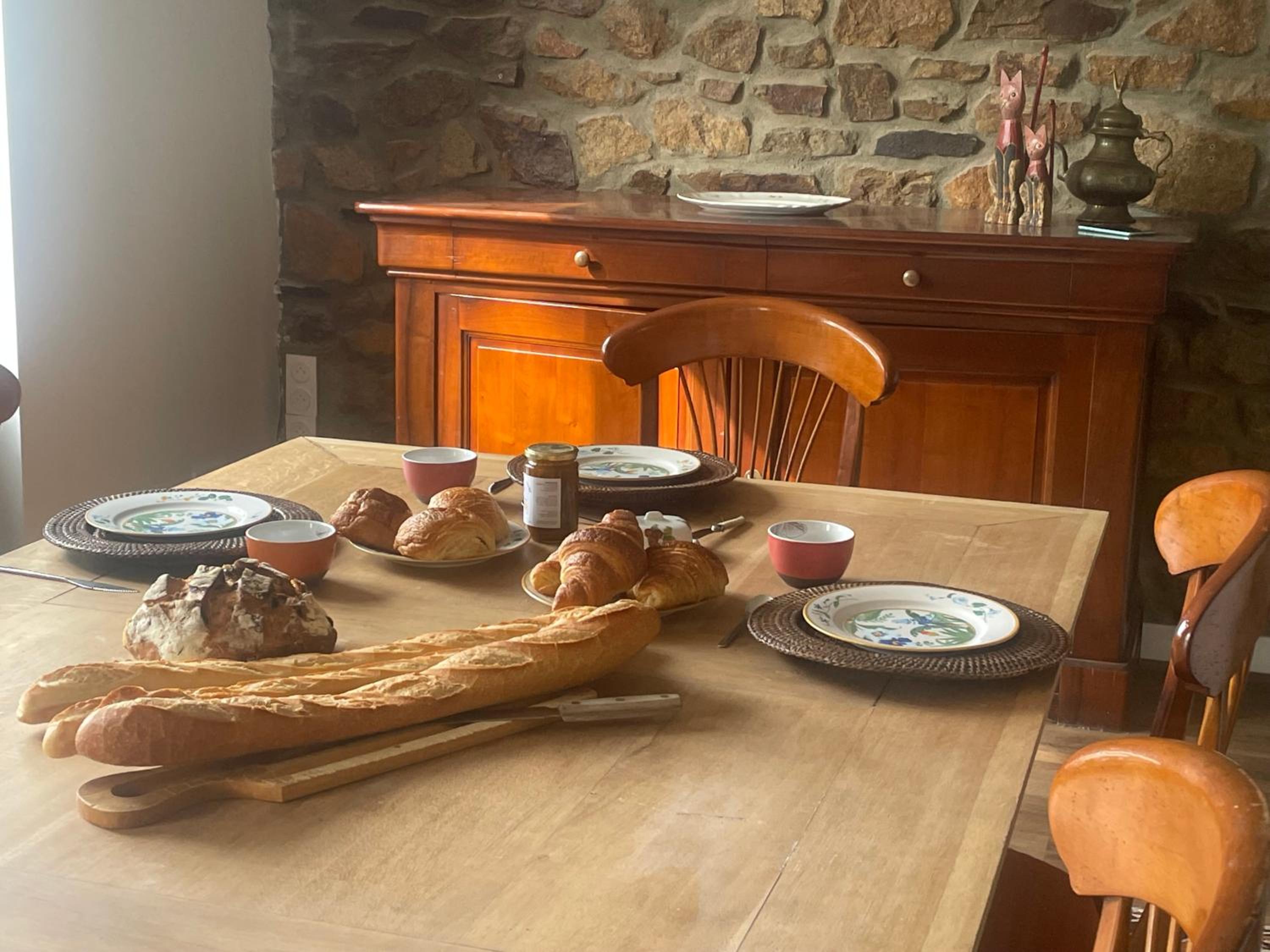Parenthèse poétique face au Mont-Saint-Michel, entre nature vivante, animaux et petit-déjeuner festin