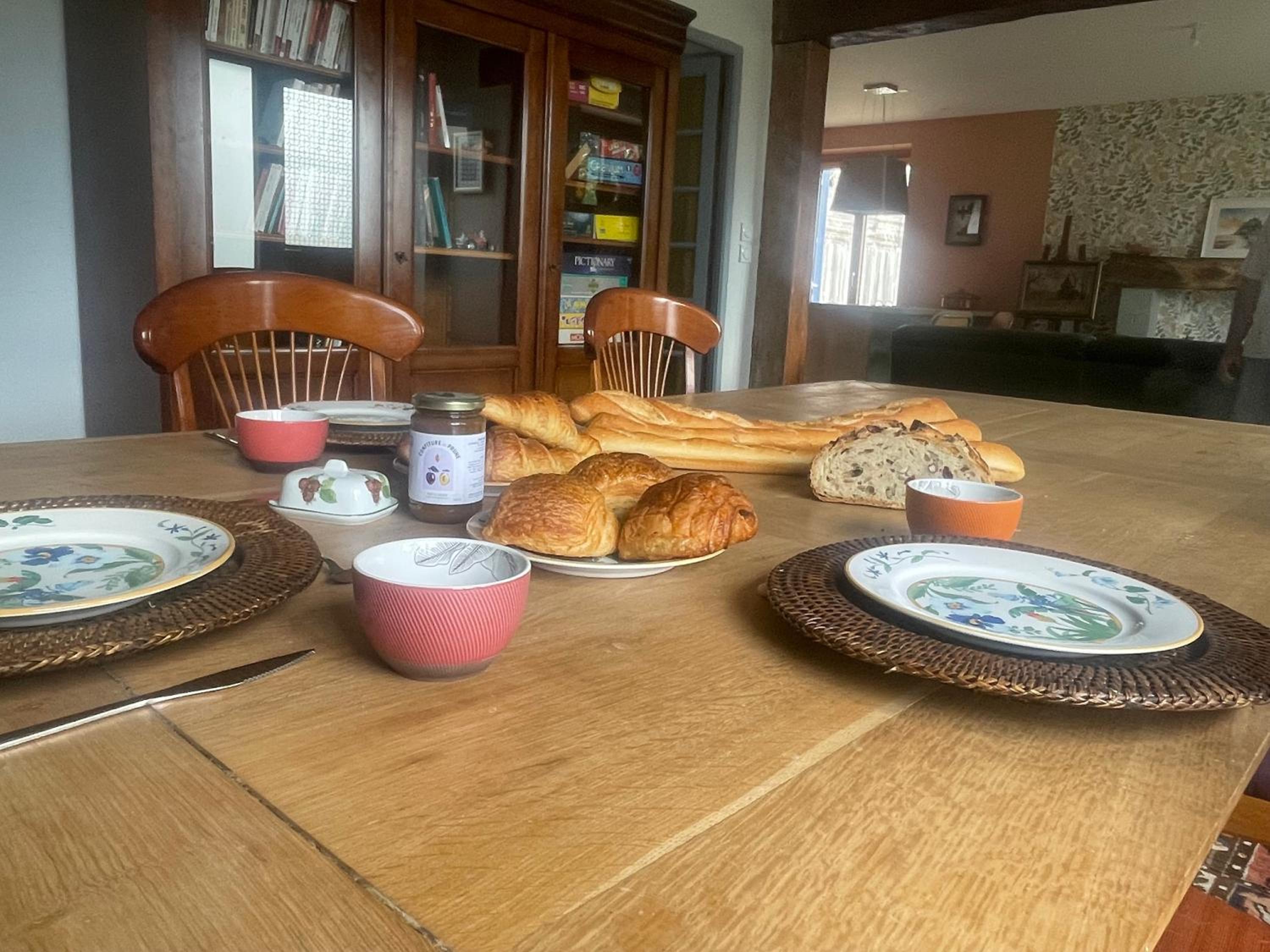 Parenthèse poétique face au Mont-Saint-Michel, entre nature vivante, animaux et petit-déjeuner festin