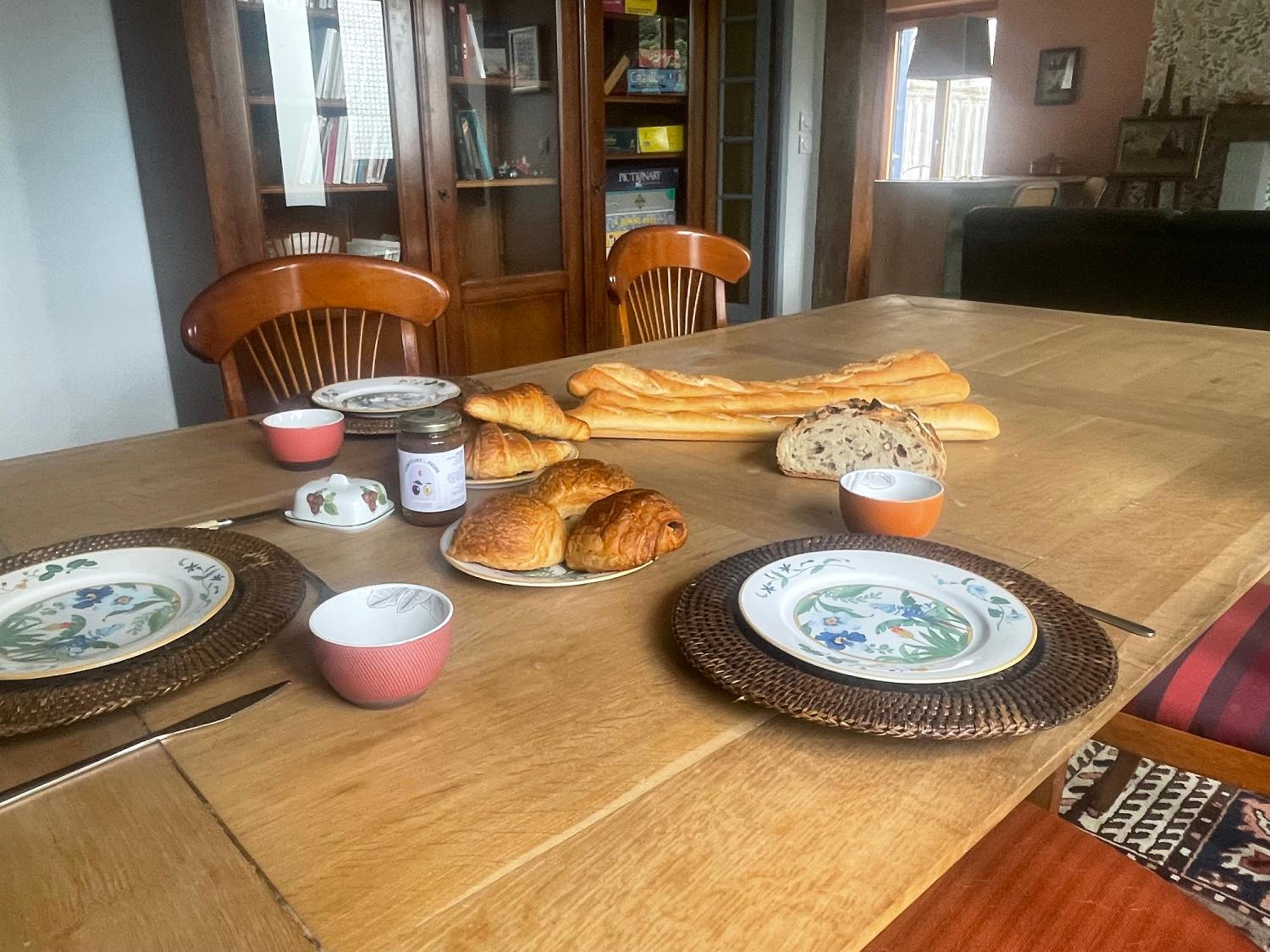 Parenthèse poétique face au Mont-Saint-Michel, entre nature vivante, animaux et petit-déjeuner festin