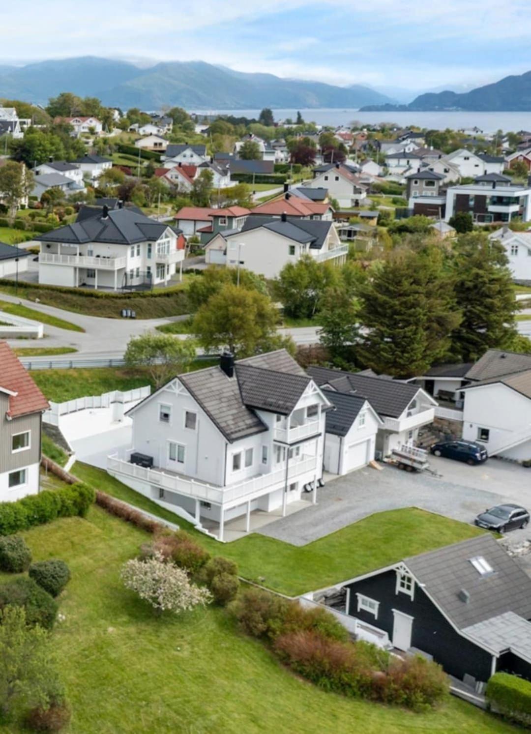 Bright & Spacious Apartment by the Sea, Free Parking, 10min to Airport, 12min to Ålesund