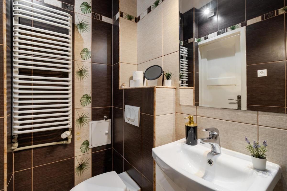 Golden Apartments - Great Location- Warsaw Stays-F14