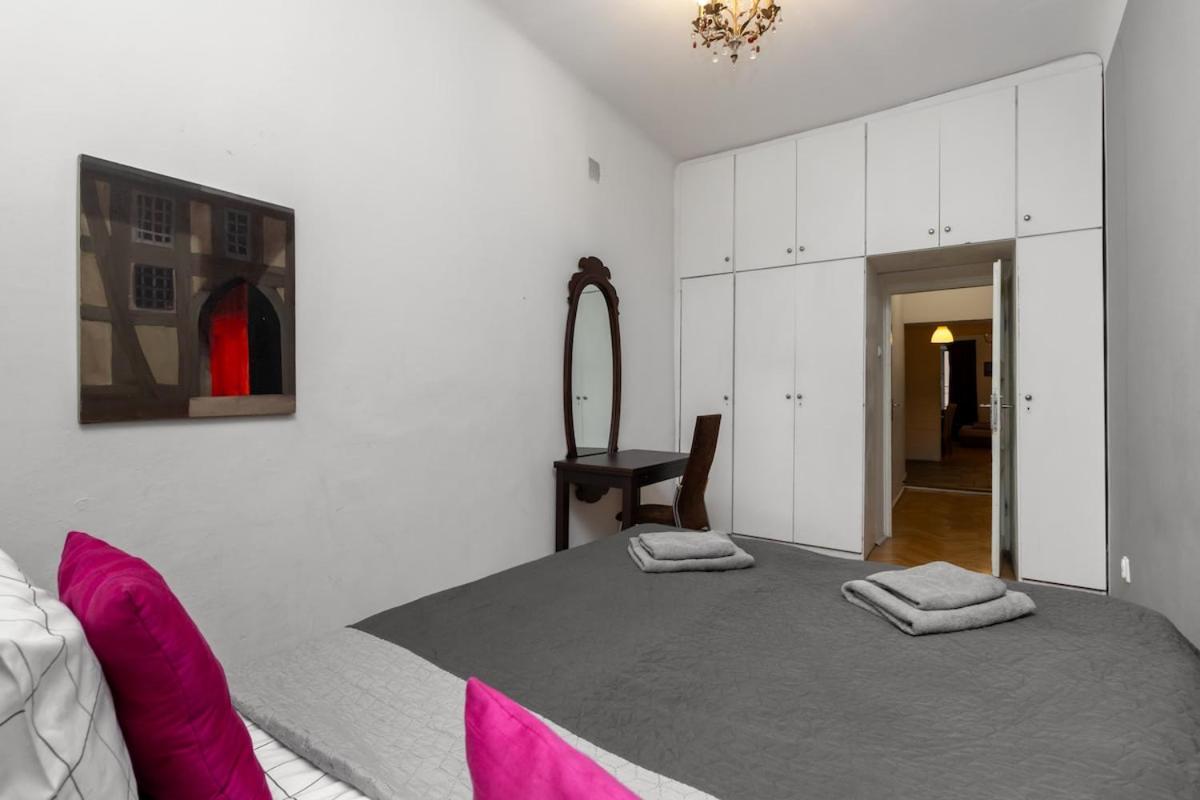Golden Apartments - Great Location- Warsaw Stays-F14
