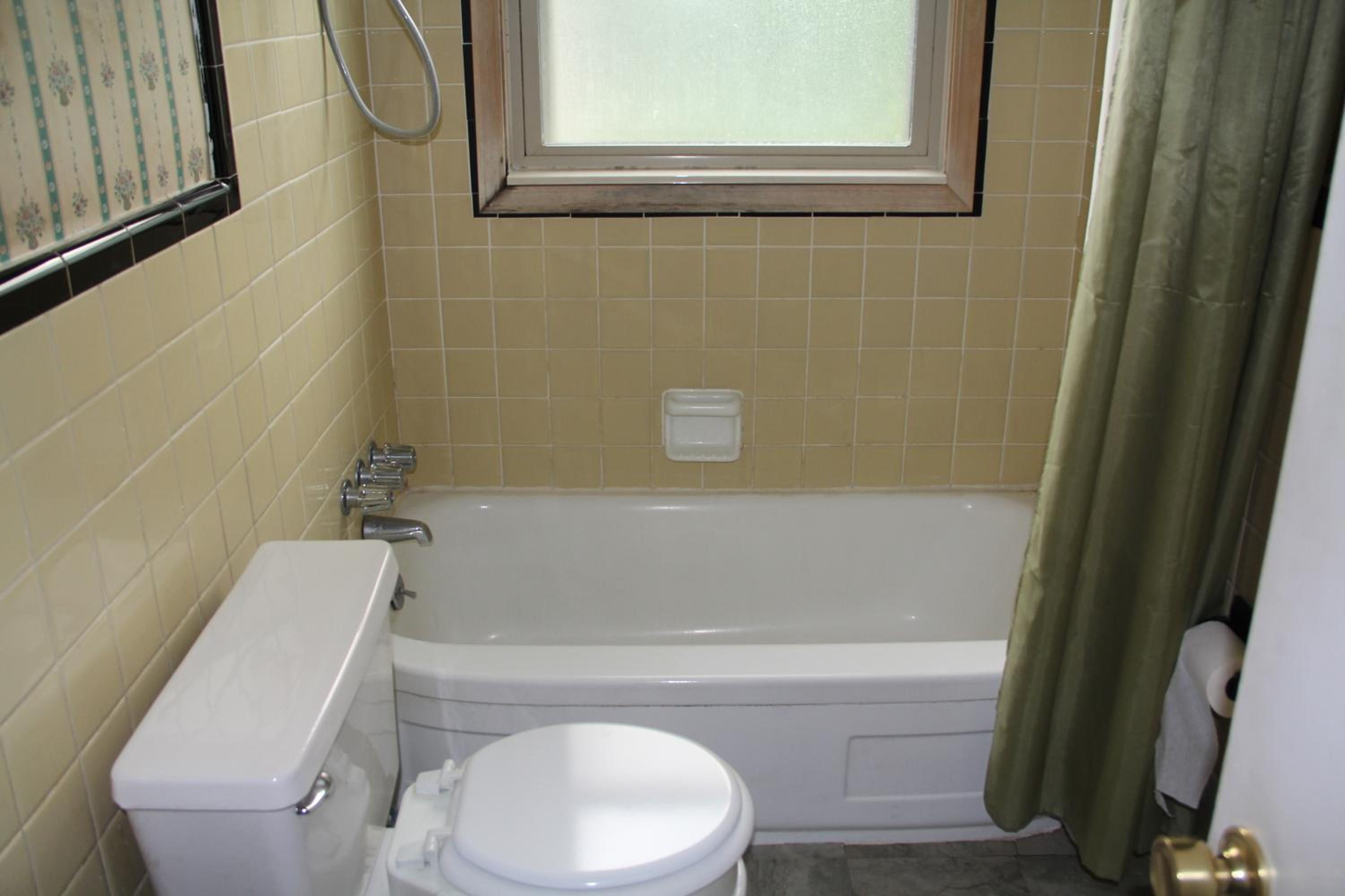 Beautiful, Cozy Stay in Oak Park, Queen Bedroom, Work Setup & Backyard Grill