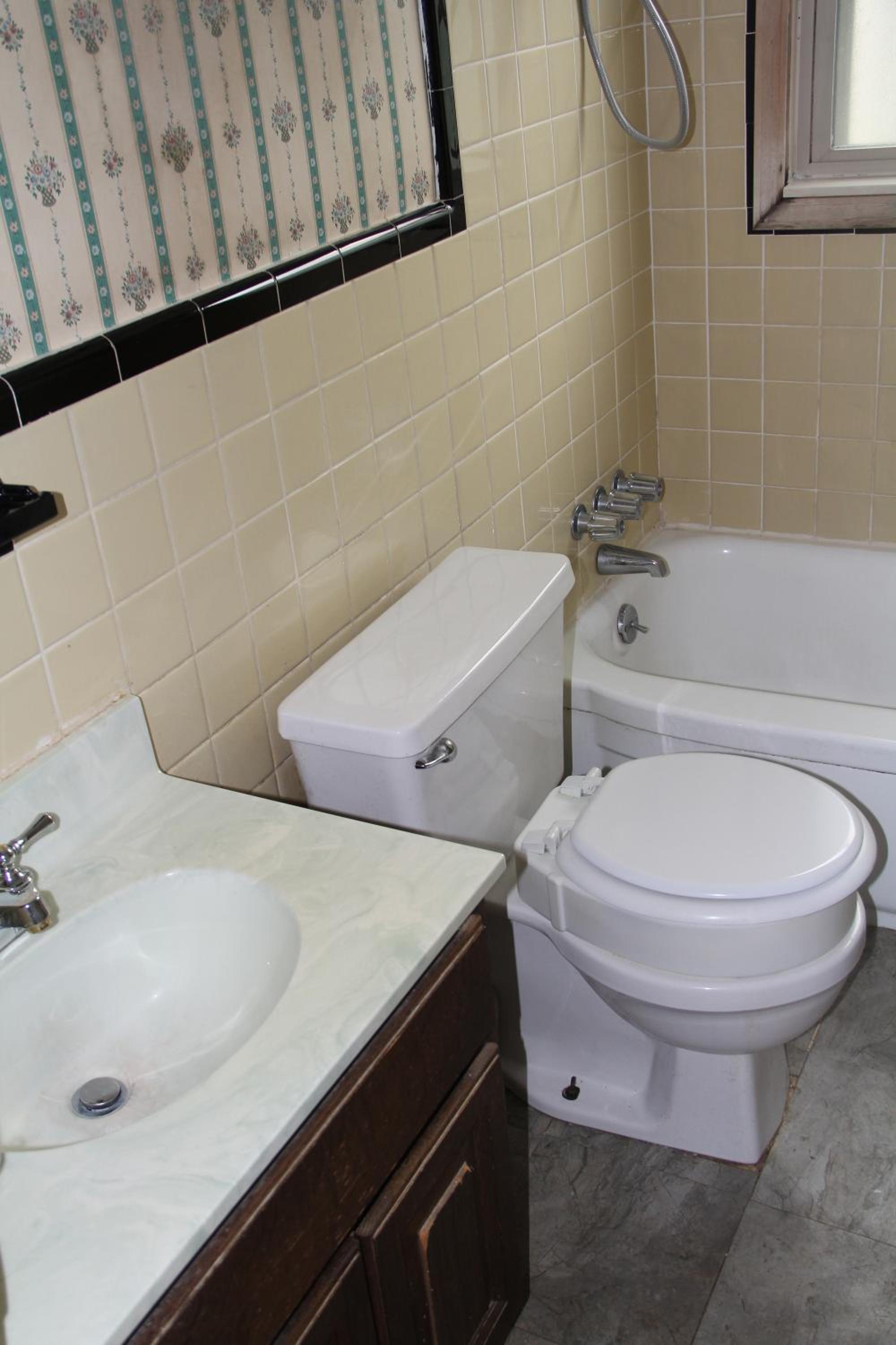Beautiful, Cozy Stay in Oak Park, Queen Bedroom, Work Setup & Backyard Grill
