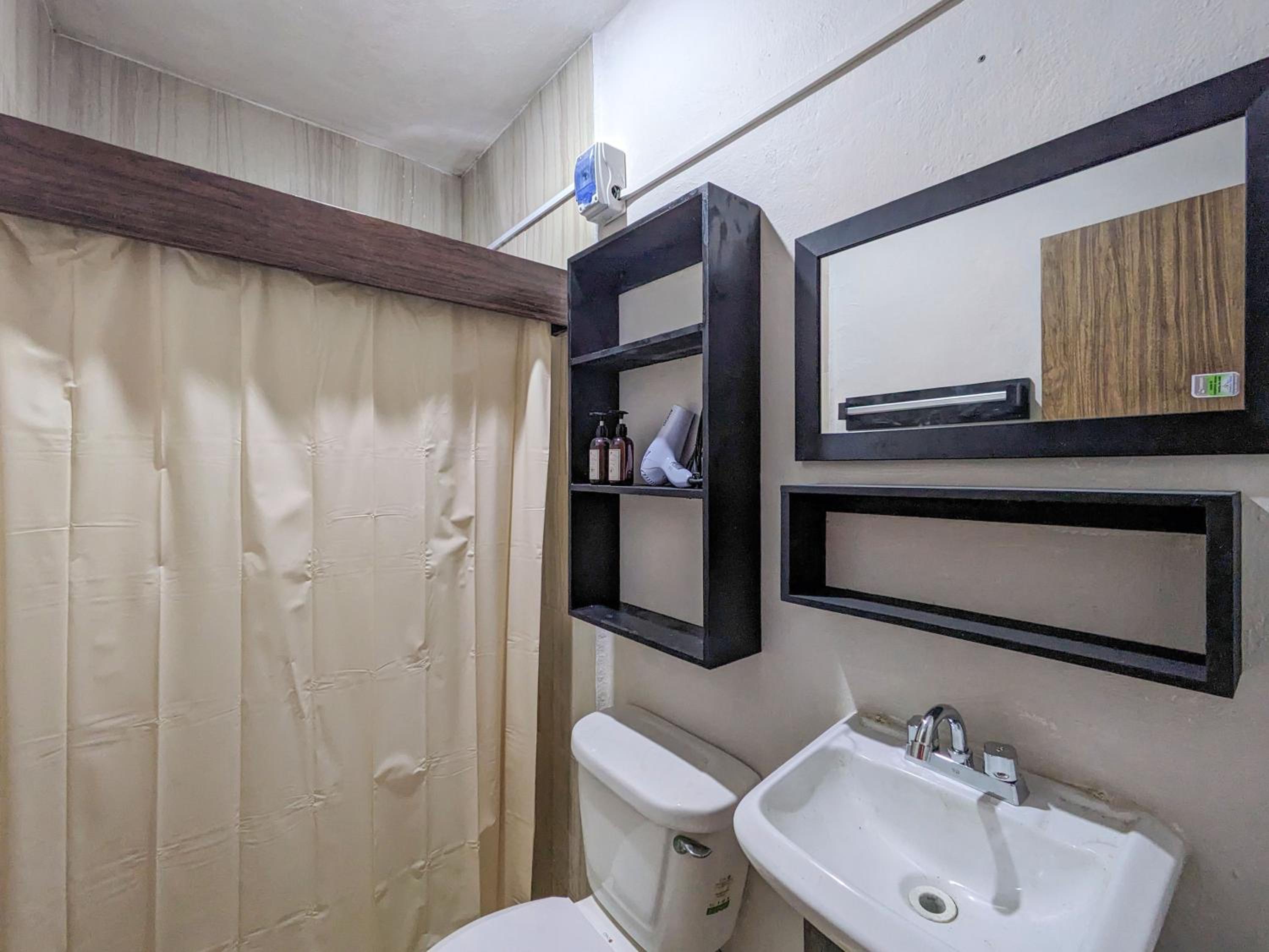 2 Spacious Great Value Units Sleep 8 500m to Beach King Beds Kitchen AC Fast WiFi 1A2A