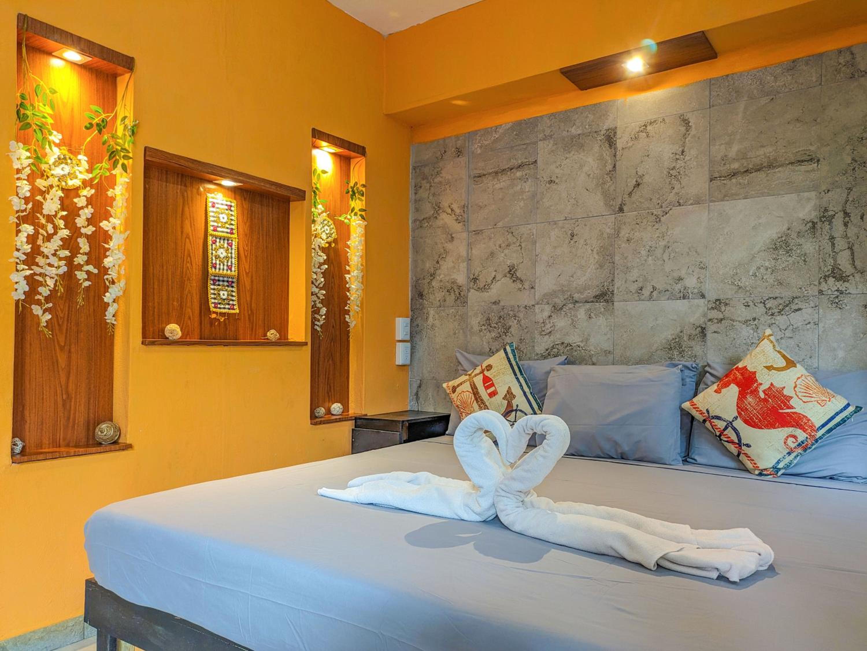 2 Spacious Great Value Units Sleep 8 500m to Beach King Beds Kitchen AC Fast WiFi 1A2A