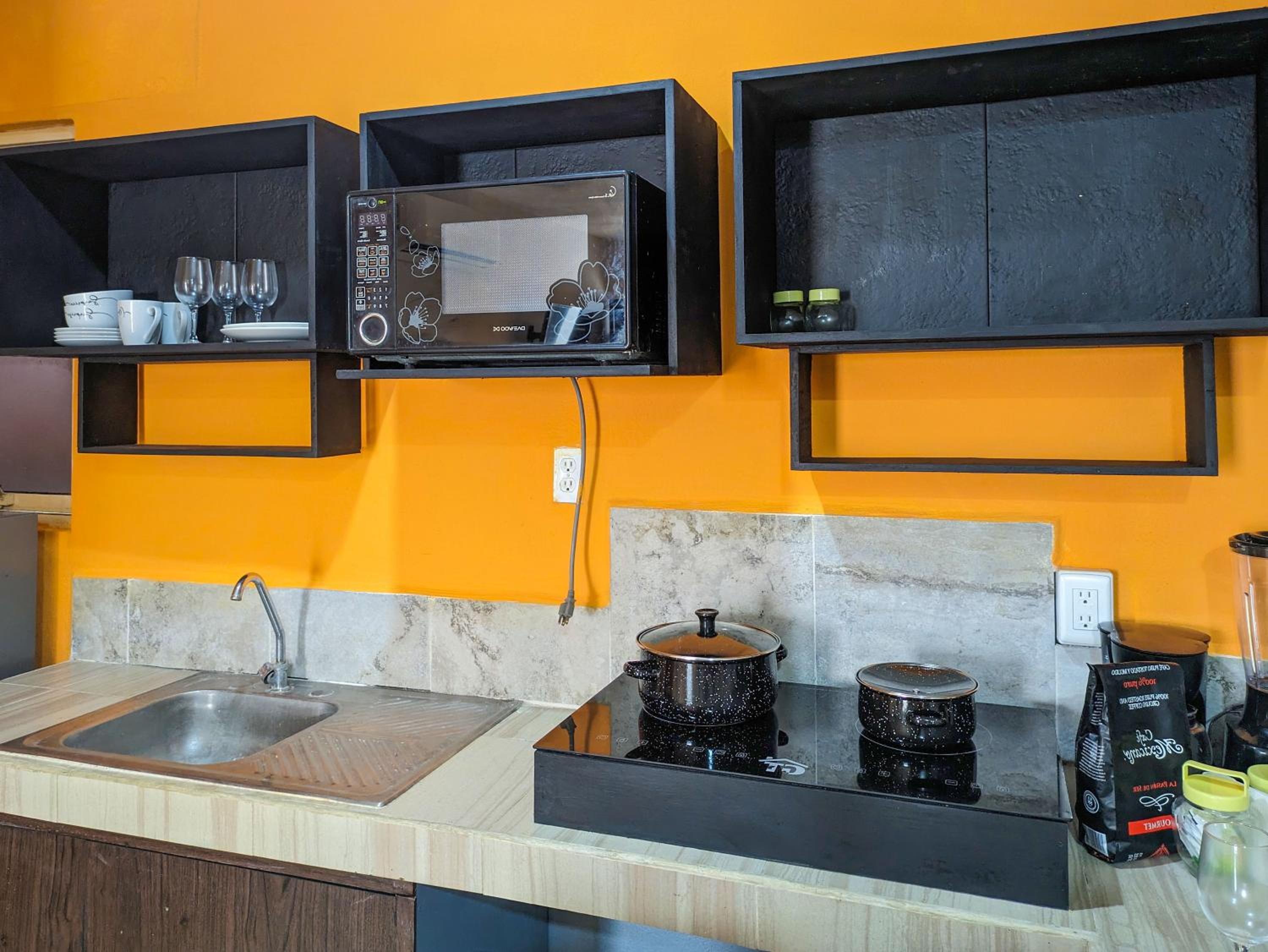 2 Spacious Great Value Units Sleep 8 500m to Beach King Beds Kitchen AC Fast WiFi 1A2A