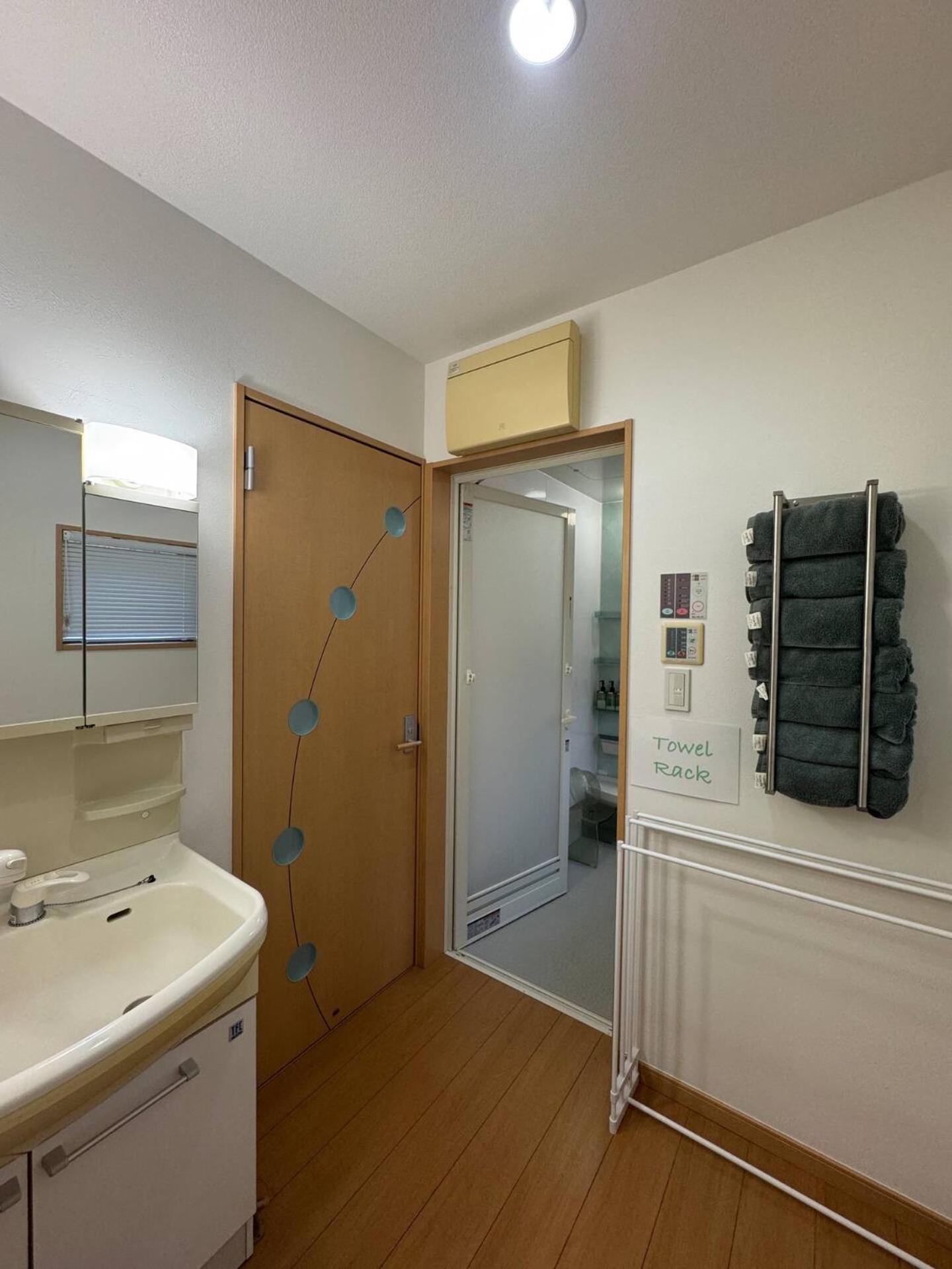 5 Minutes Train to Haneda Airport 2 Bedrooms 5 Beds Fully Equipped 2 Story Private House