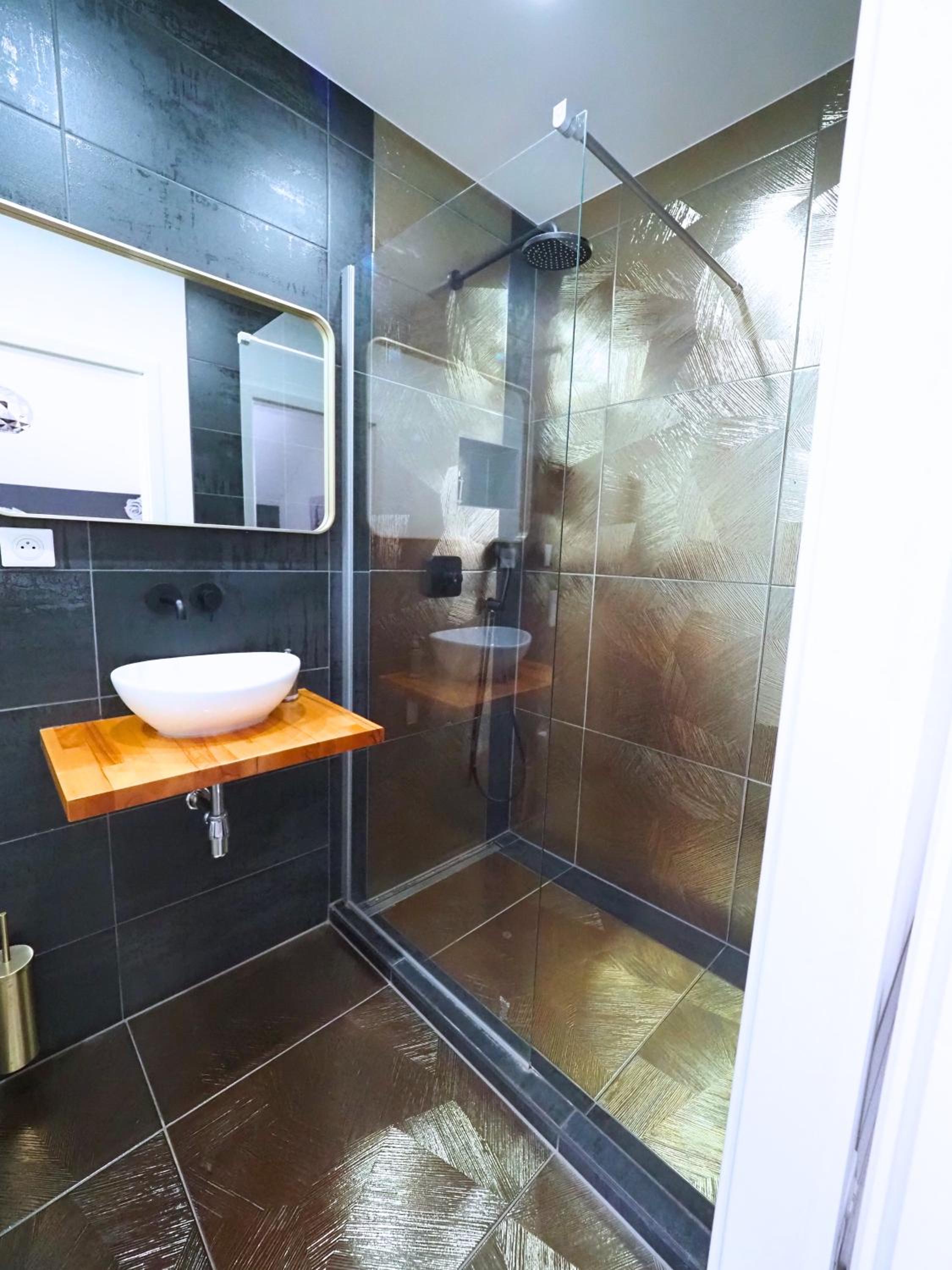 La Marilyn by Leslodgespa - Confort haut de gamme, salle de bain privée, jardin et cuisine commune, à 5 minutes de l'aéroport