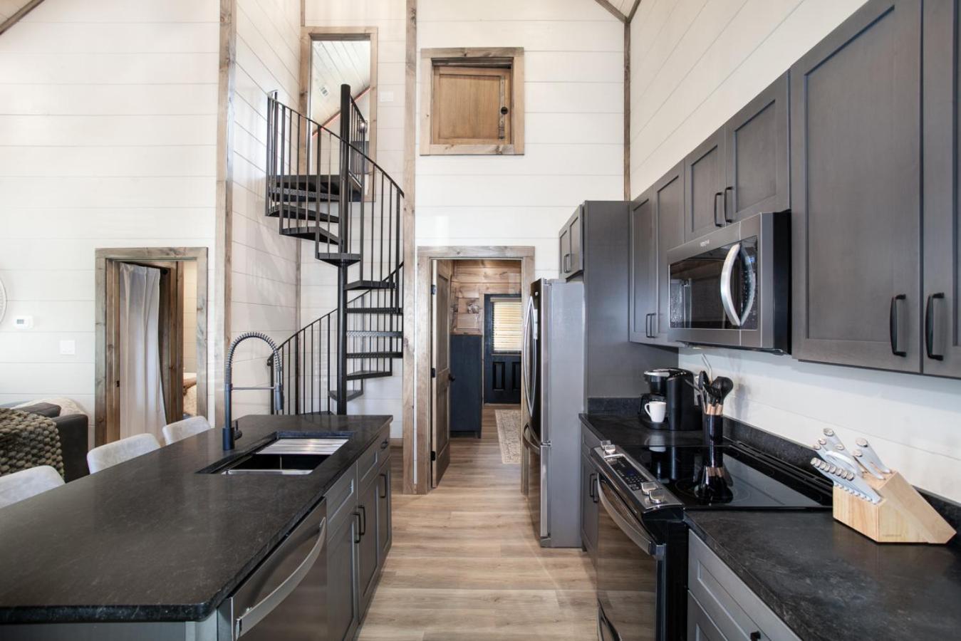 Winding Down: Modern Cabin Retreat