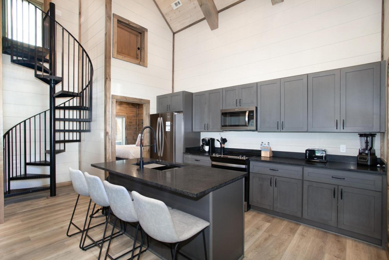 Winding Down: Modern Cabin Retreat