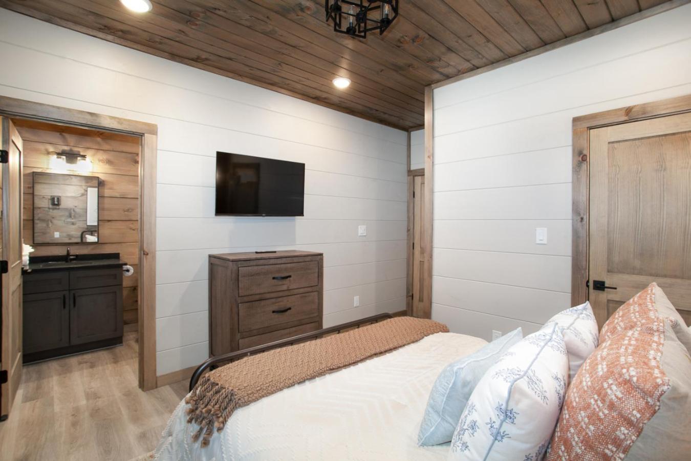 Winding Down: Modern Cabin Retreat