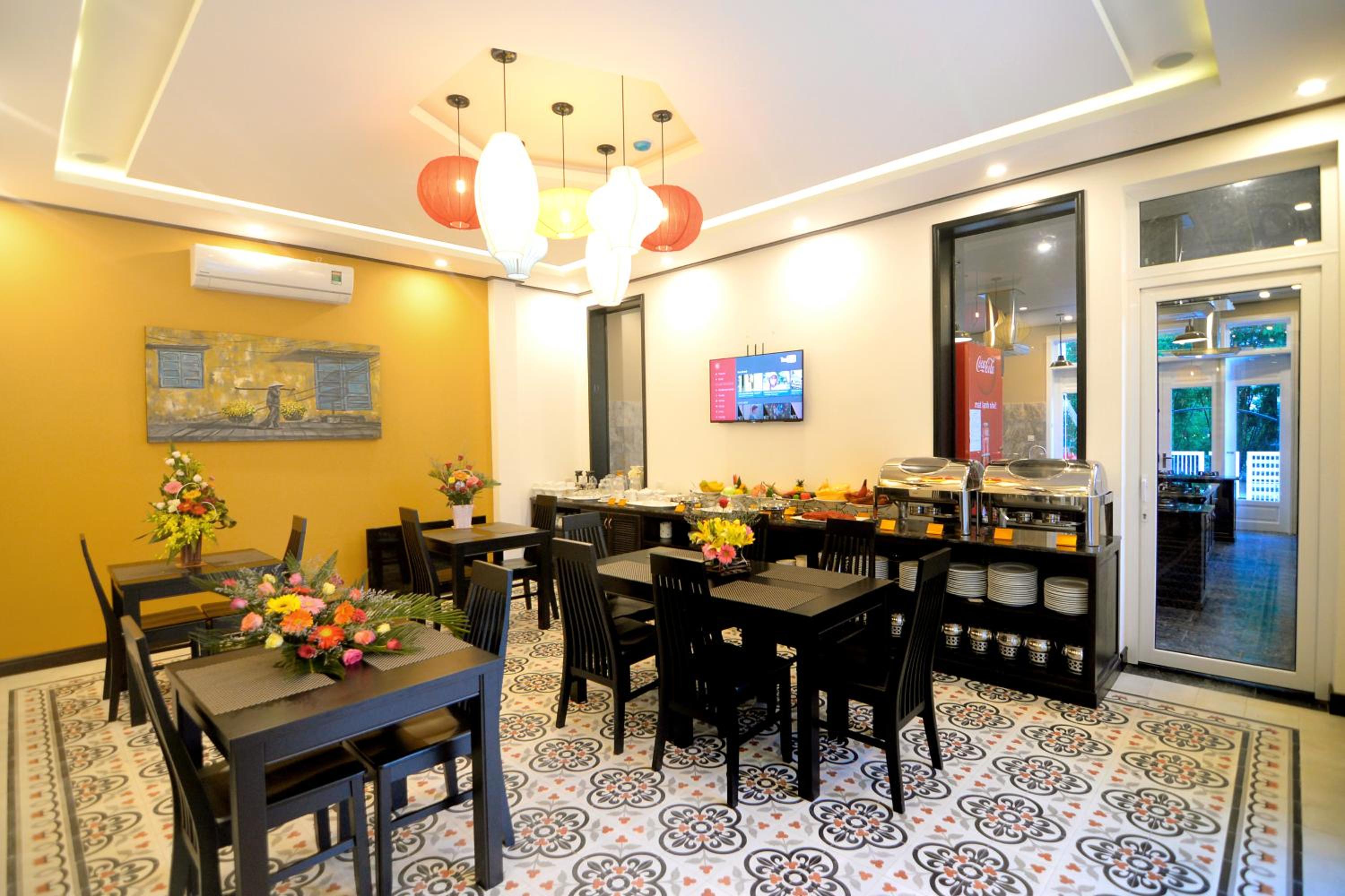 Golden Bell Backpacker Hotel & Pool Bar