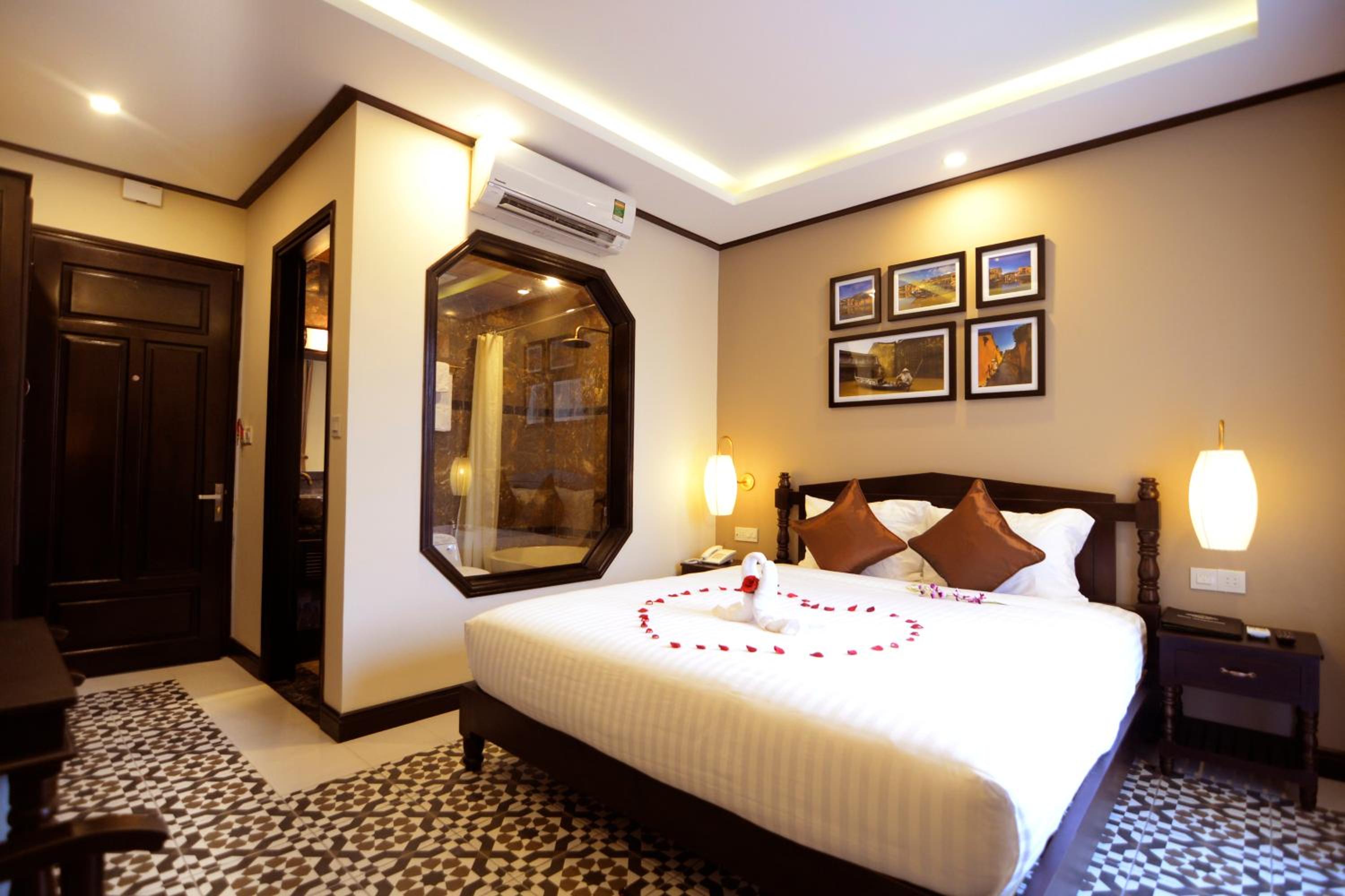 Golden Bell Backpacker Hotel & Pool Bar