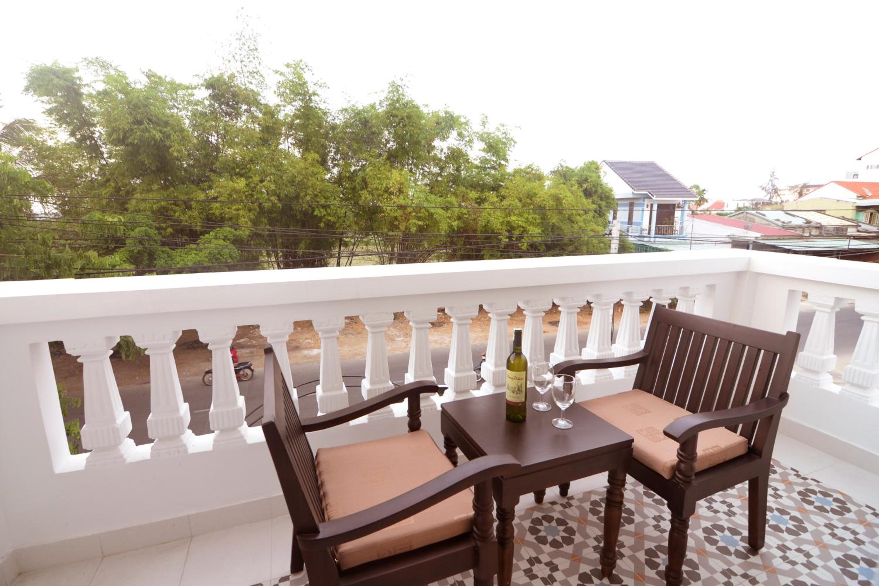 Golden Bell Backpacker Hotel & Pool Bar