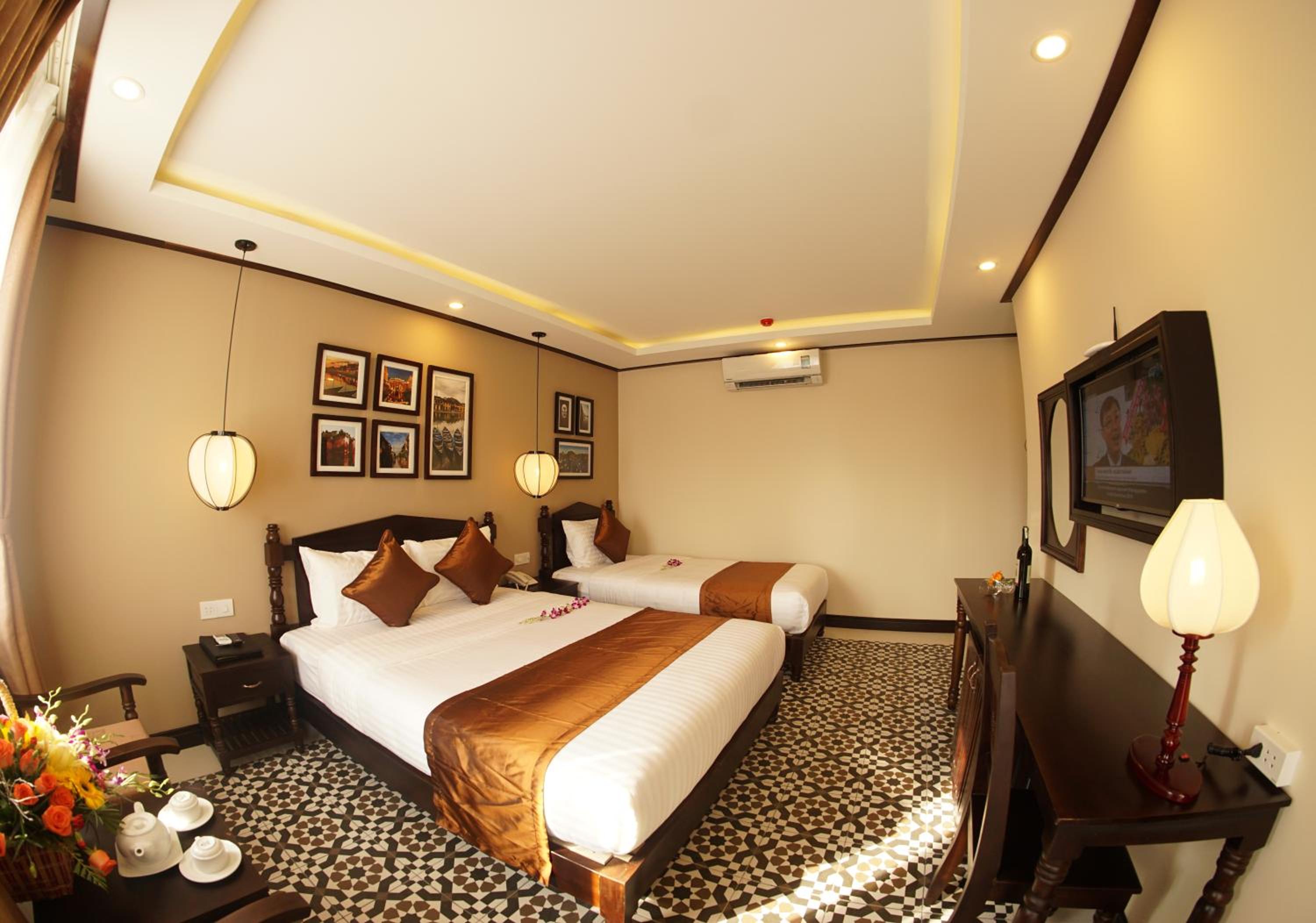 Golden Bell Backpacker Hotel & Pool Bar