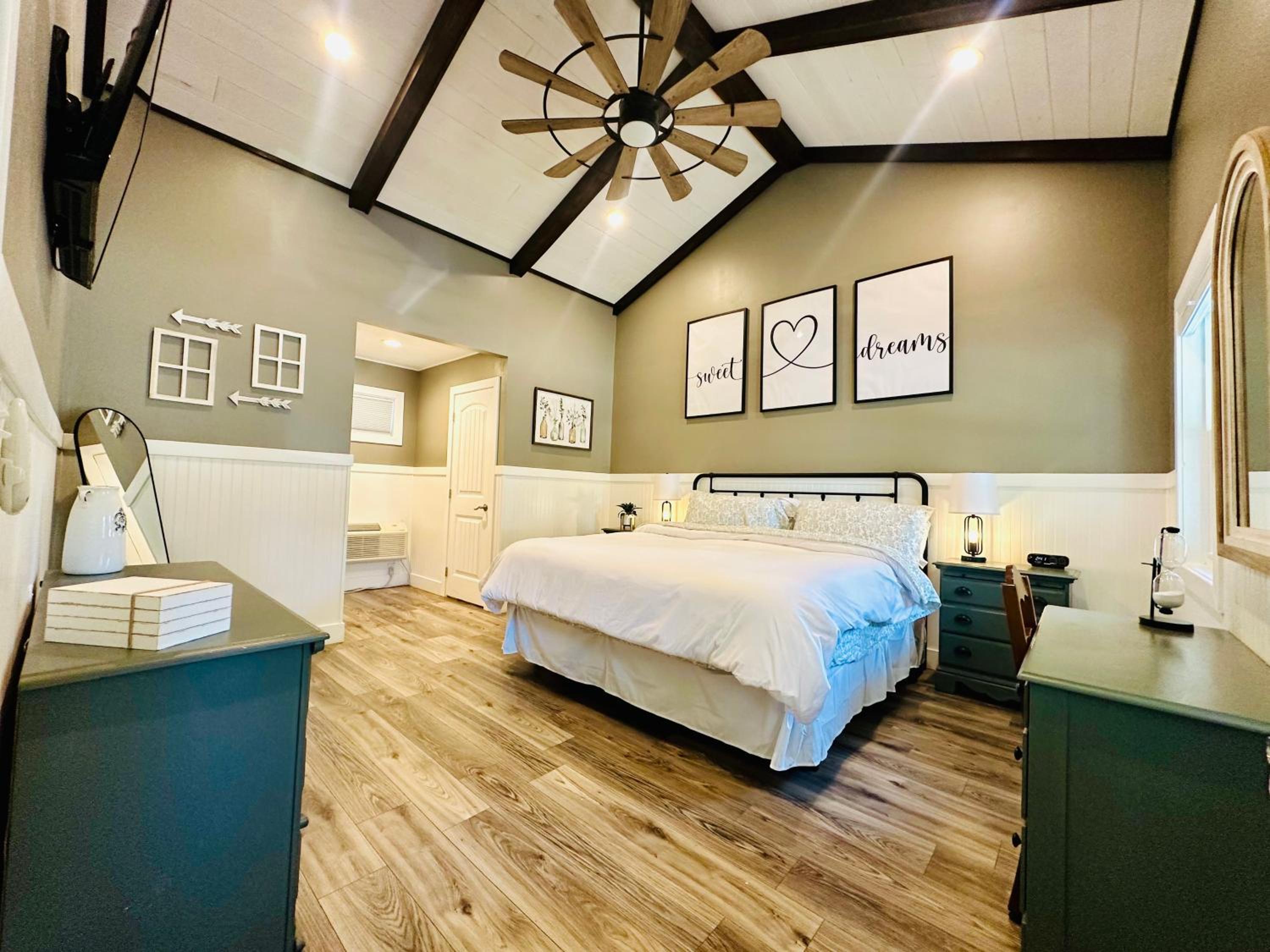 Kentucky Lake Family Cabin! Pet Friendly