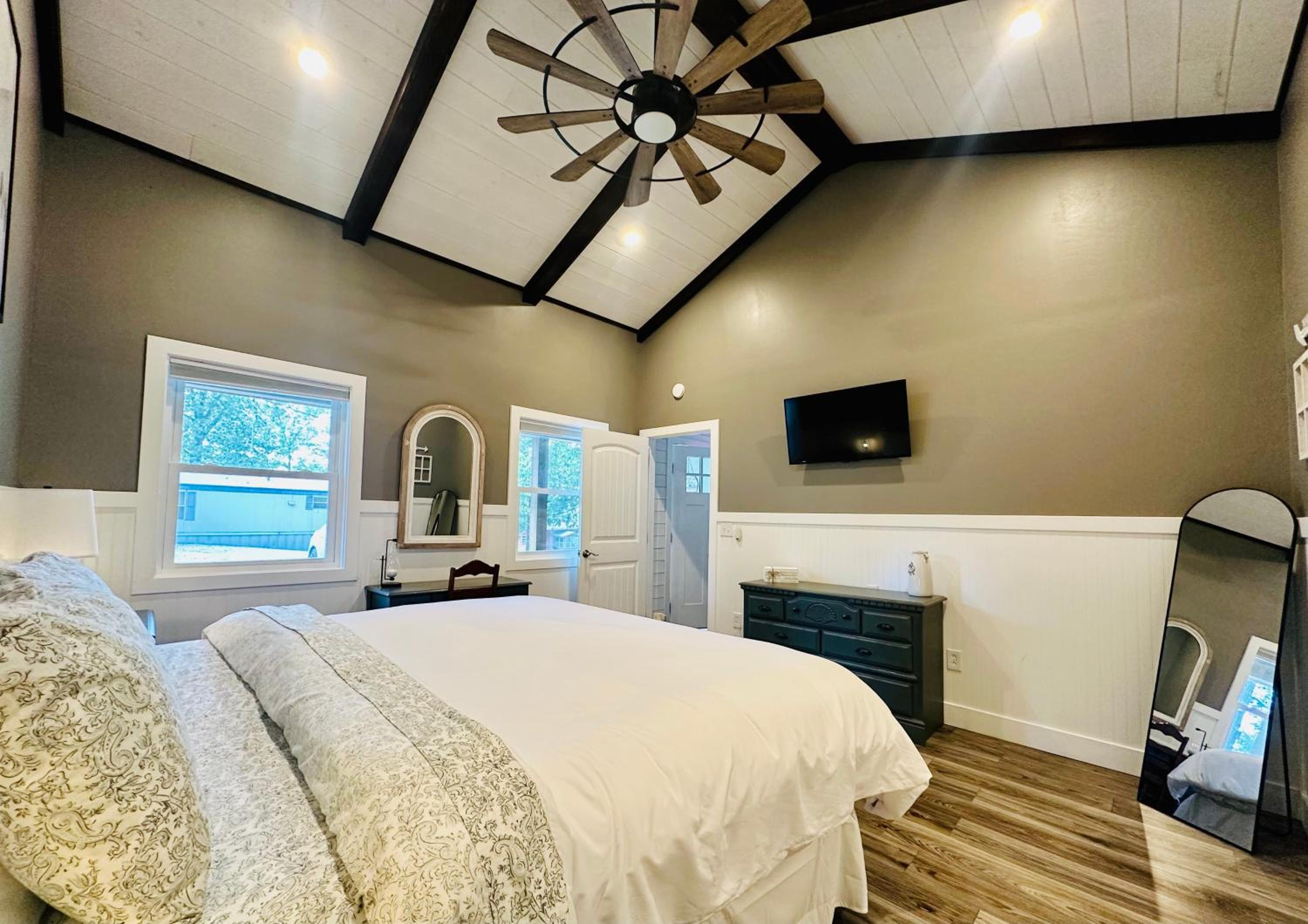Kentucky Lake Family Cabin! Pet Friendly