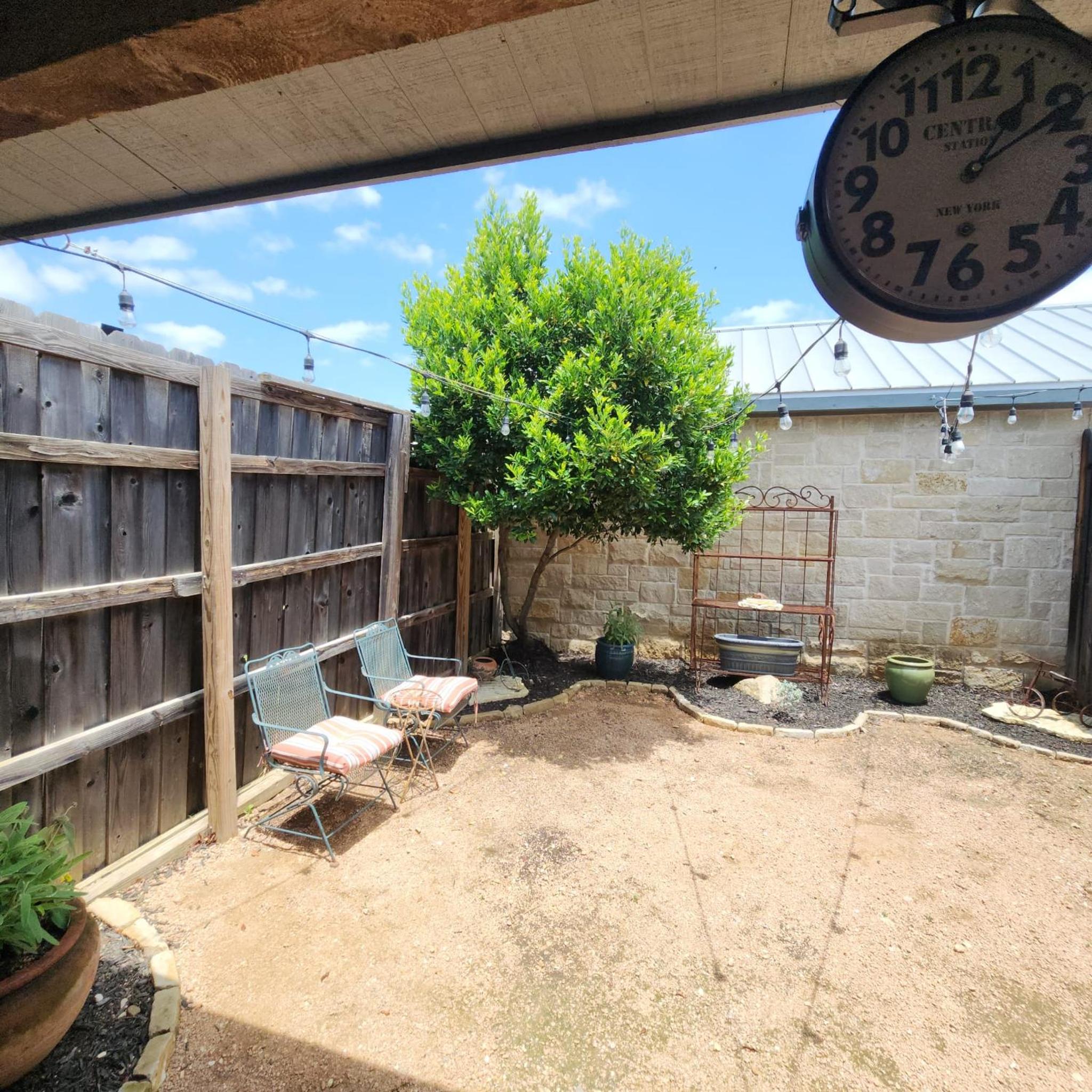 Hill Country Wine Retreat Pool & Pickleball