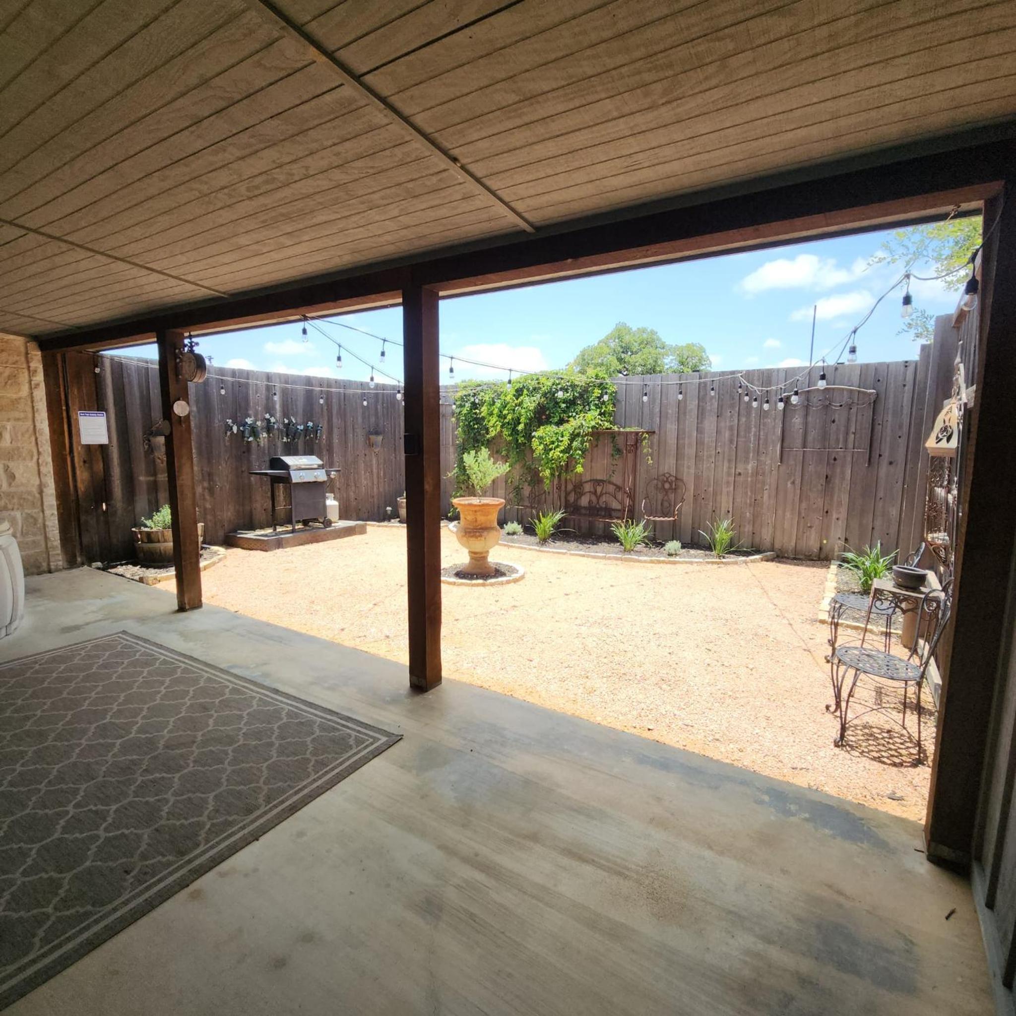 Hill Country Wine Retreat Pool & Pickleball