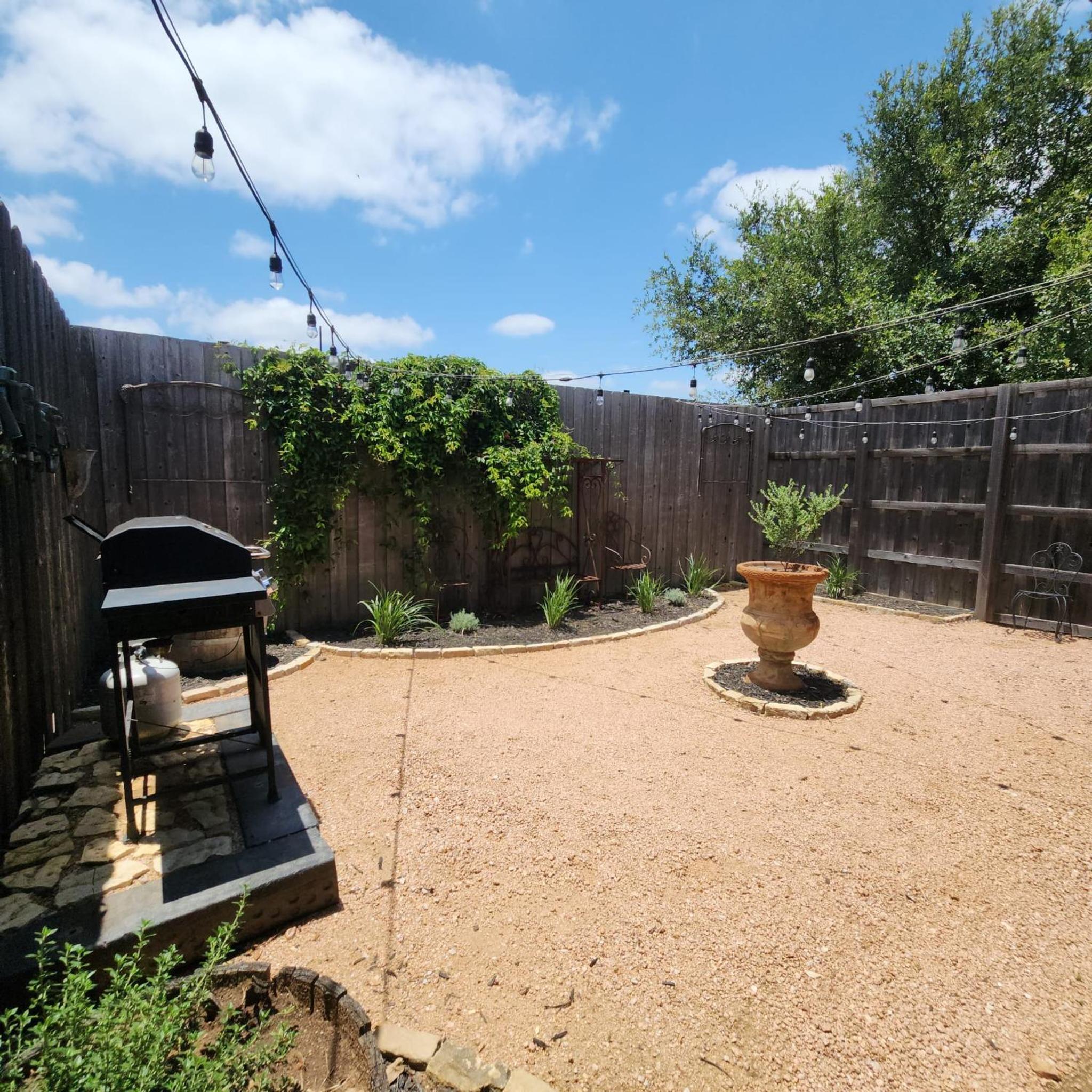 Hill Country Wine Retreat Pool & Pickleball