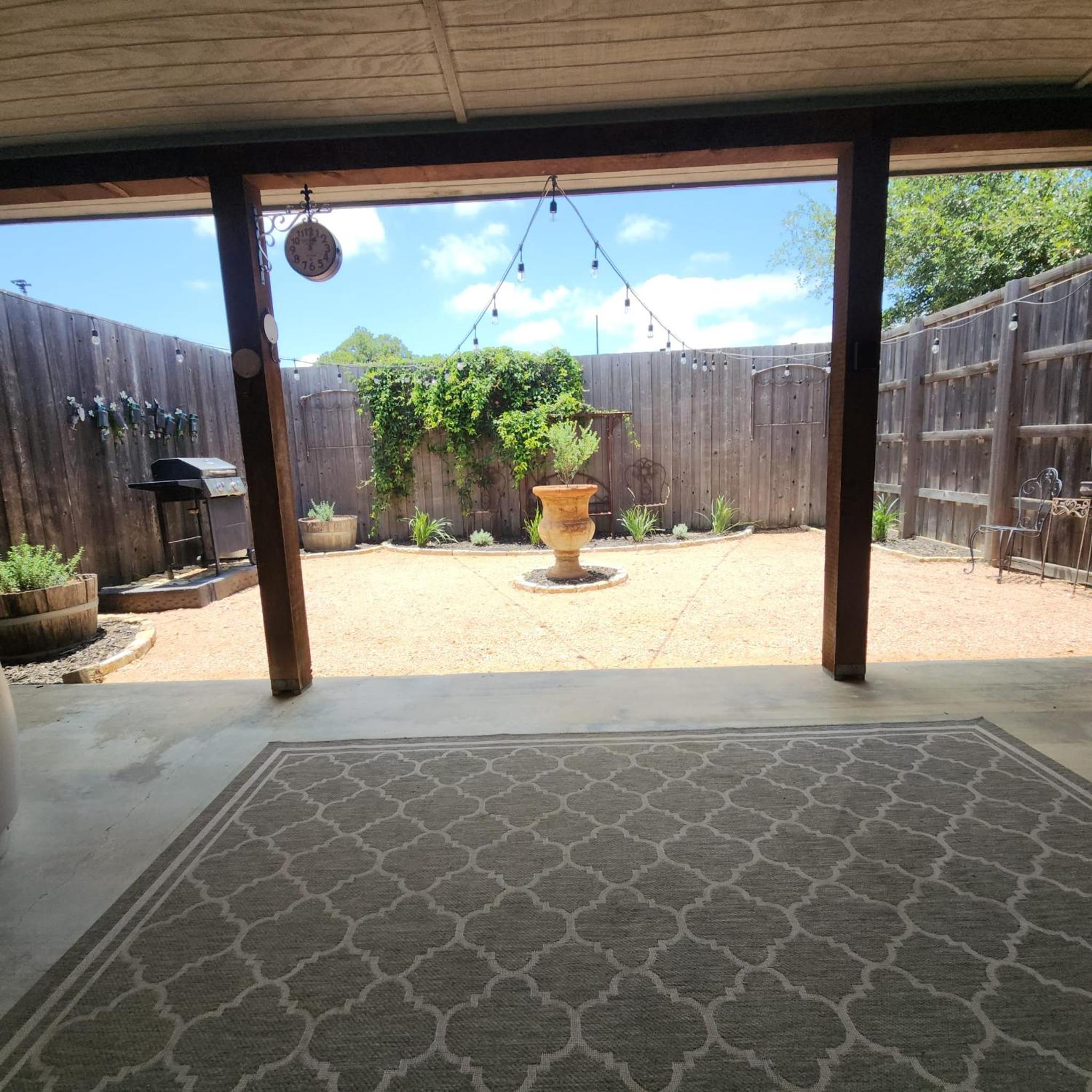 Hill Country Wine Retreat Pool & Pickleball