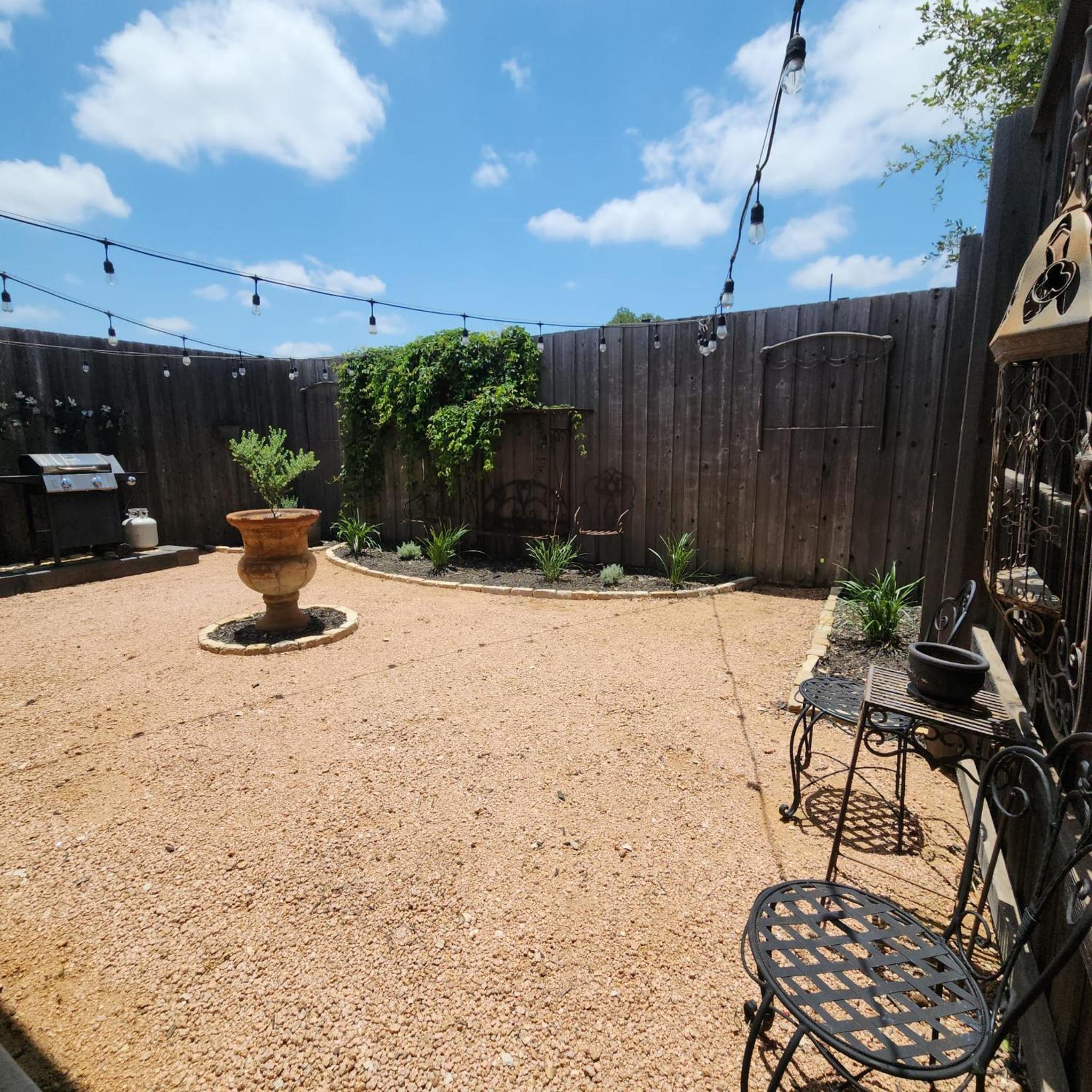 Hill Country Wine Retreat Pool & Pickleball
