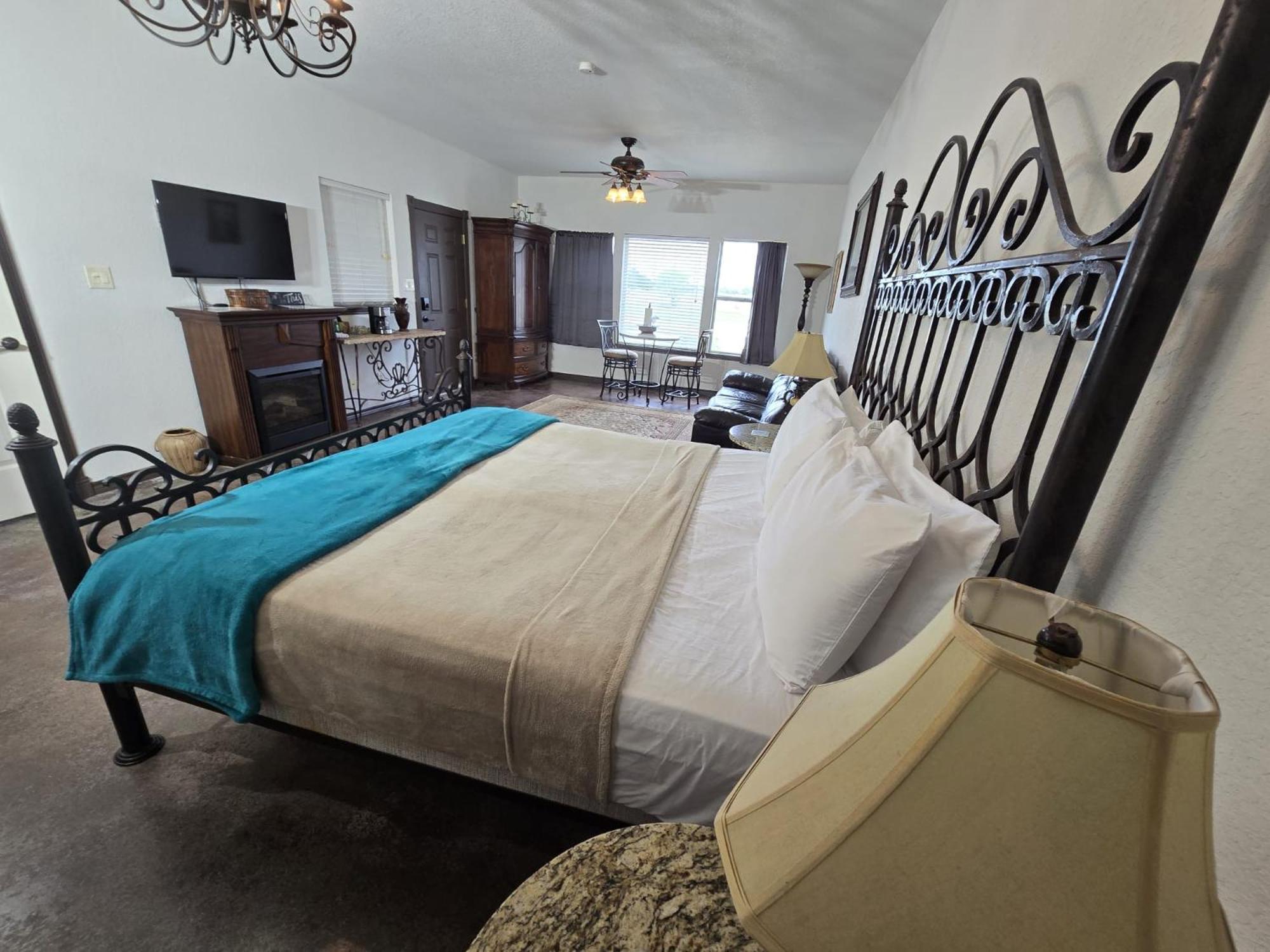 NEW Pickleball, Cornhole, Pool, Patio & Hot Tub