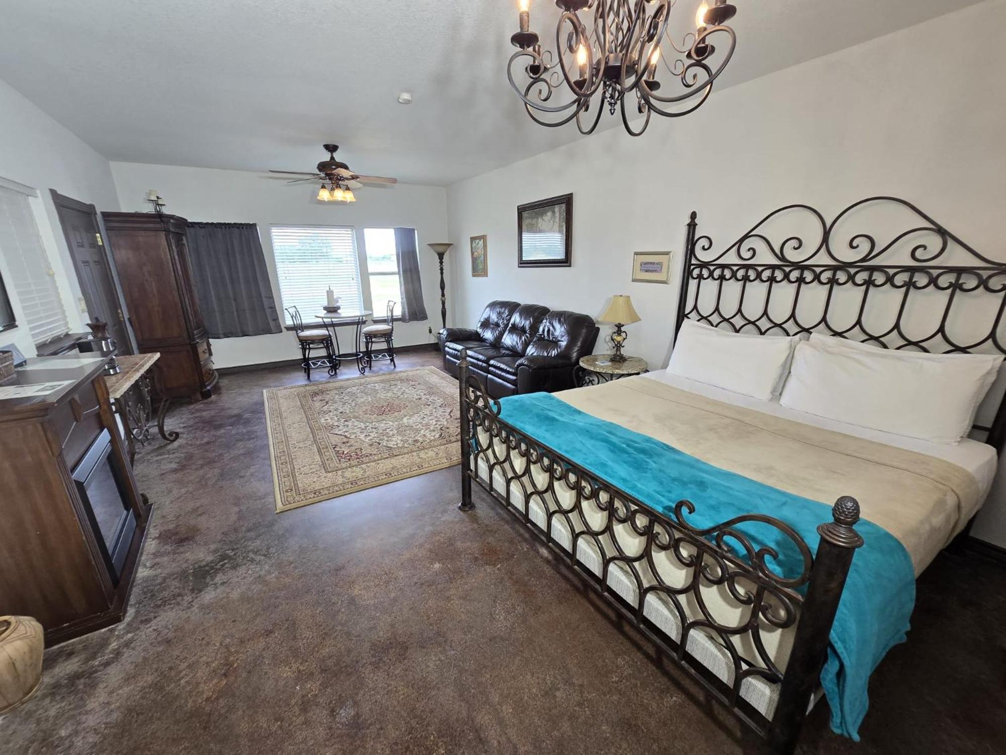 NEW Pickleball, Cornhole, Pool, Patio & Hot Tub