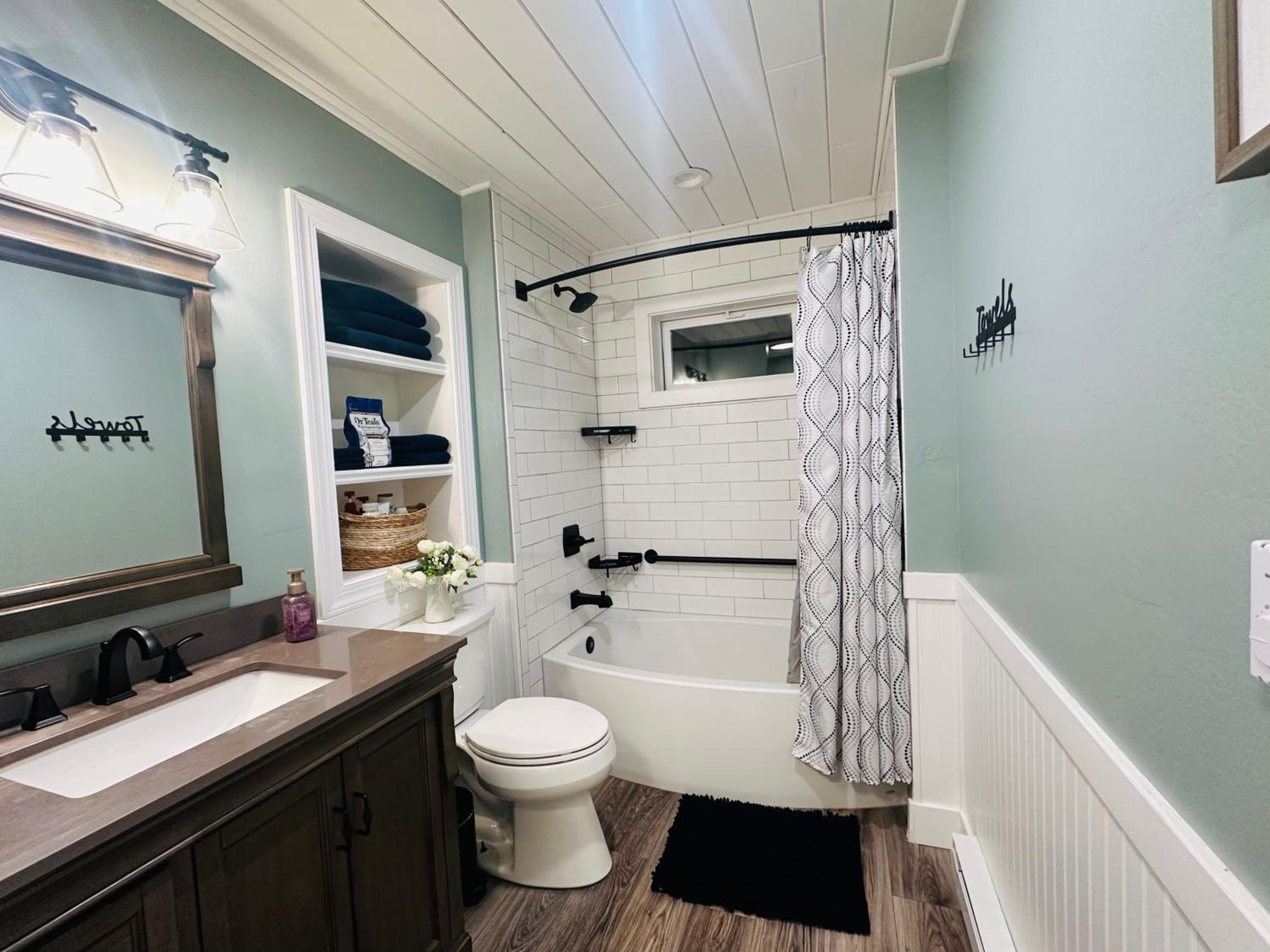 Kentucky Lake Family Cabin! Pet Friendly