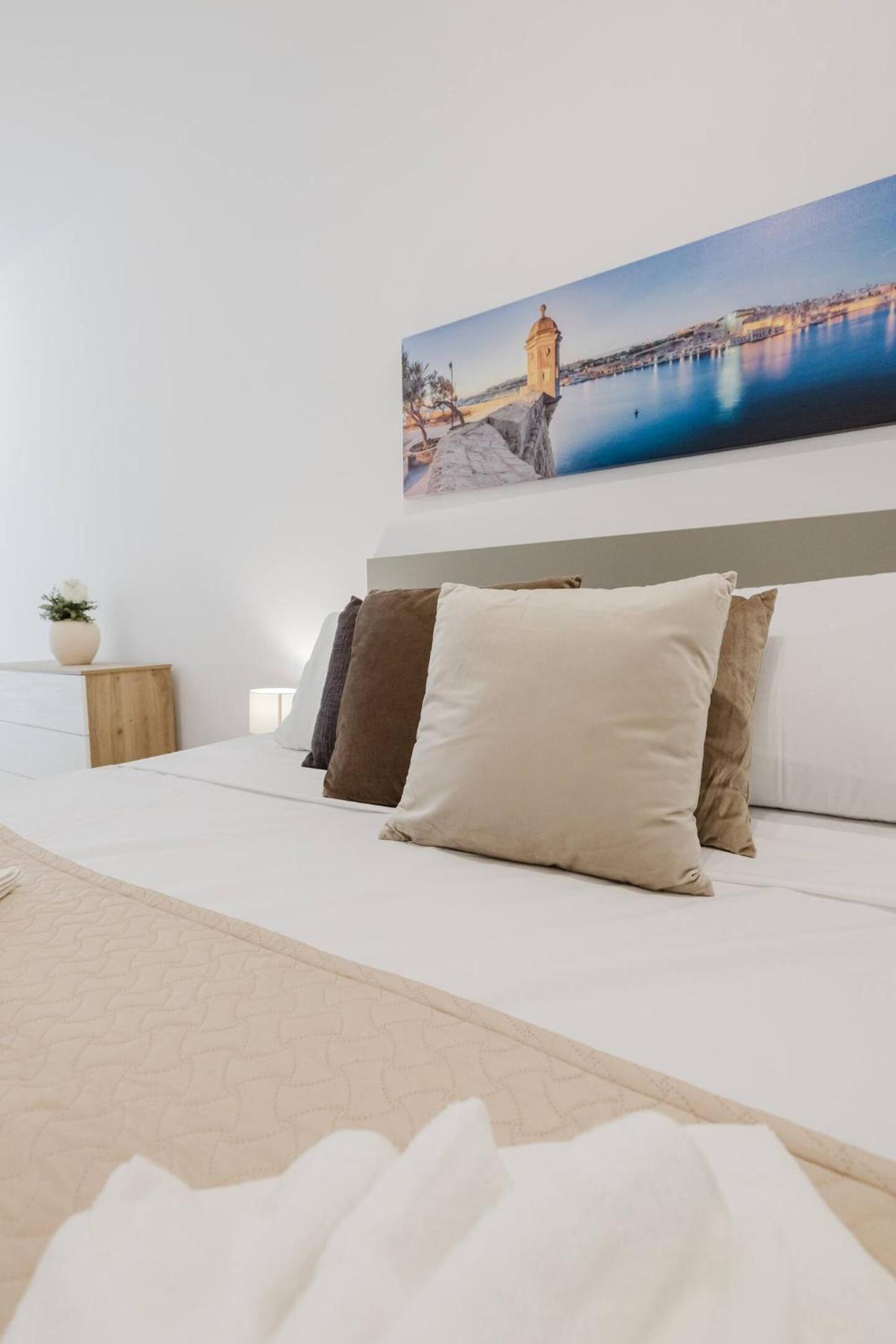 Flat 2 MLH 3BED next to city by Homely!