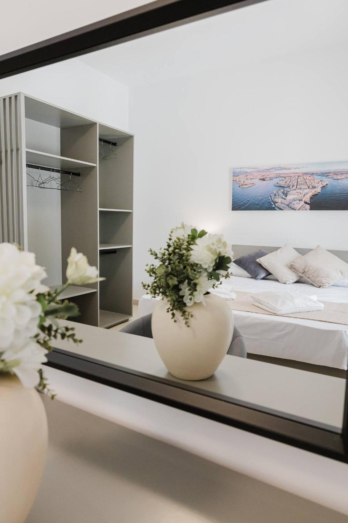 Flat 2 MLH 3BED next to city by Homely!