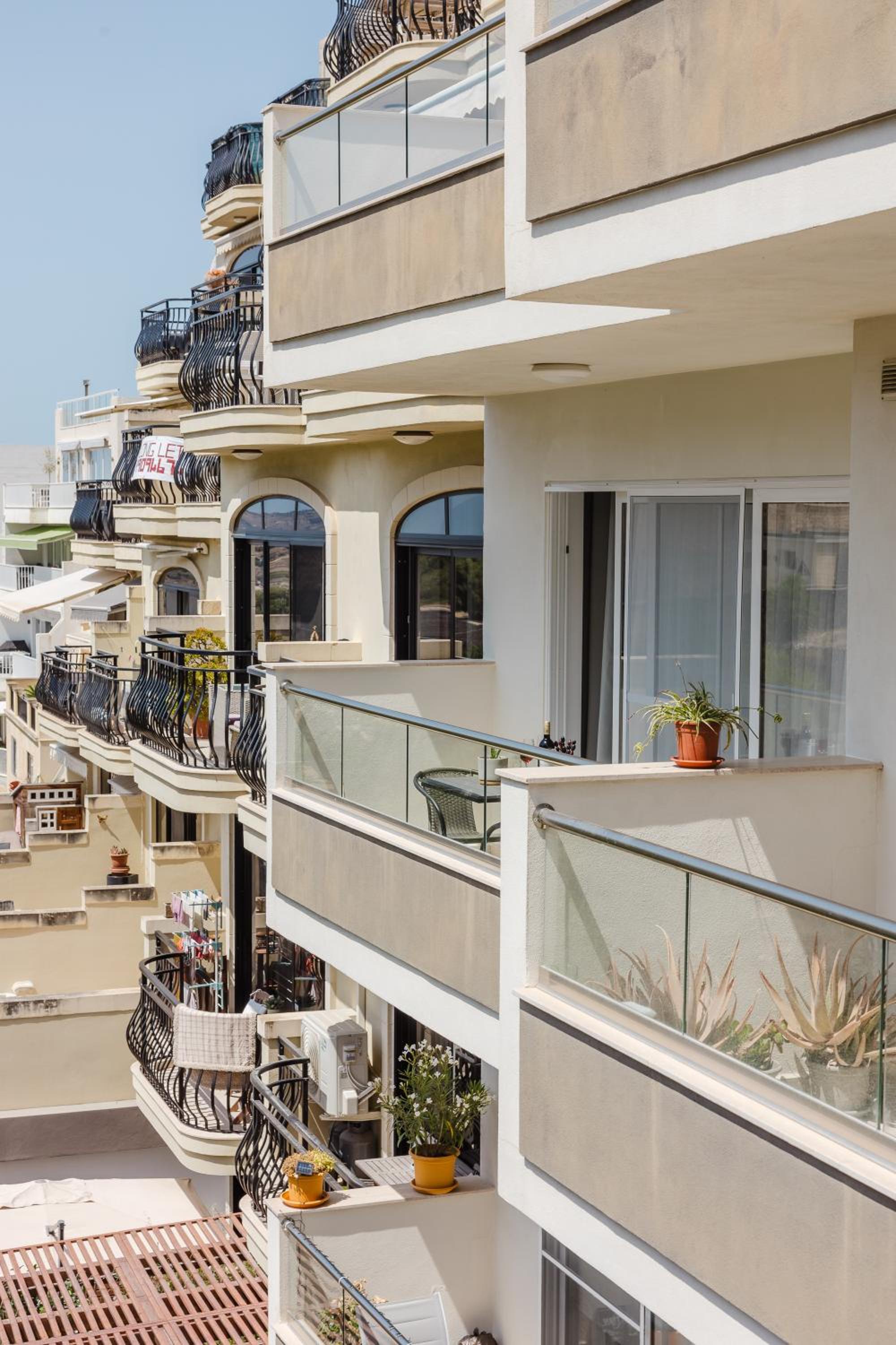 MLH village 3BED with views by Homely!