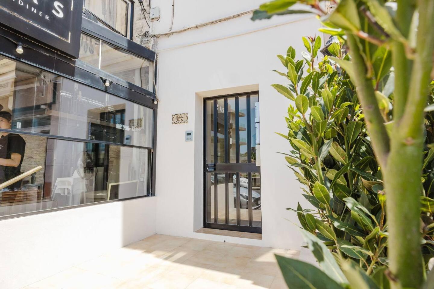 Seafront Apartment with Stunning Views of Għadira