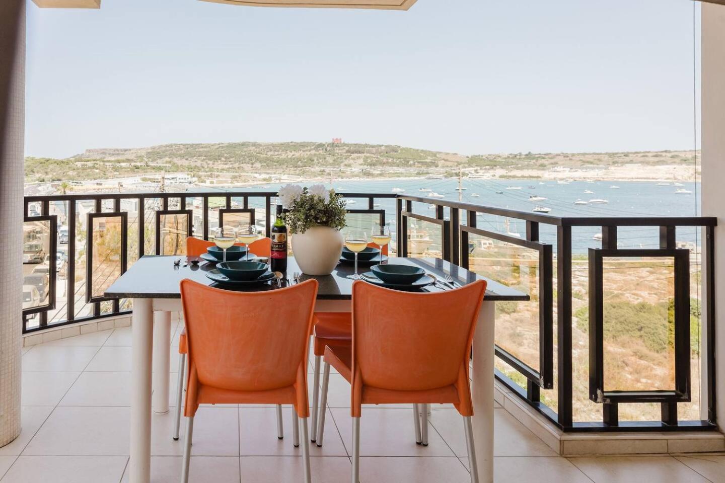 Seafront Apartment with Stunning Views of Għadira