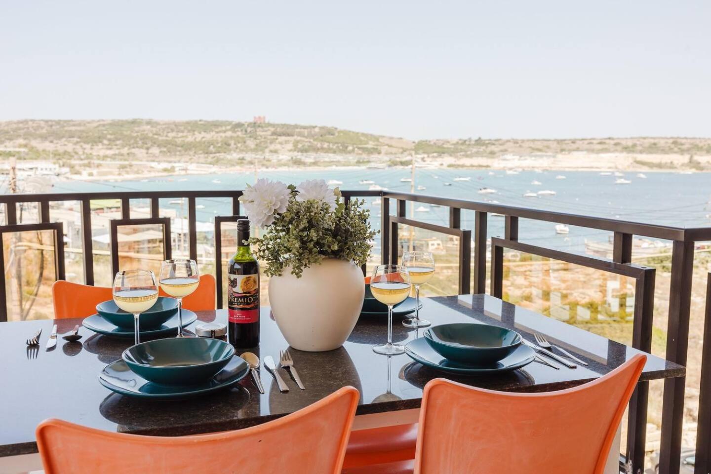 Seafront Apartment with Stunning Views of Għadira