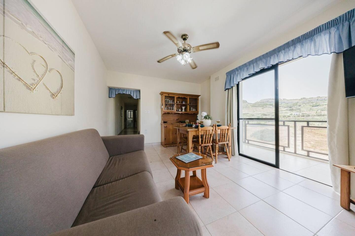 Seafront Apartment with Stunning Views of Għadira