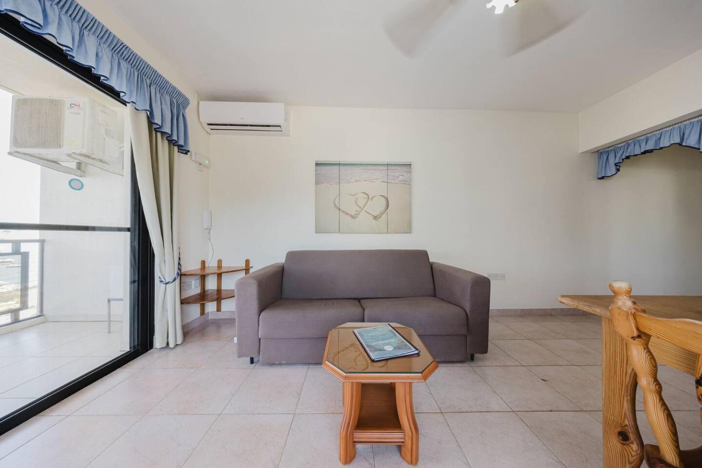 Seafront Apartment with Stunning Views of Għadira