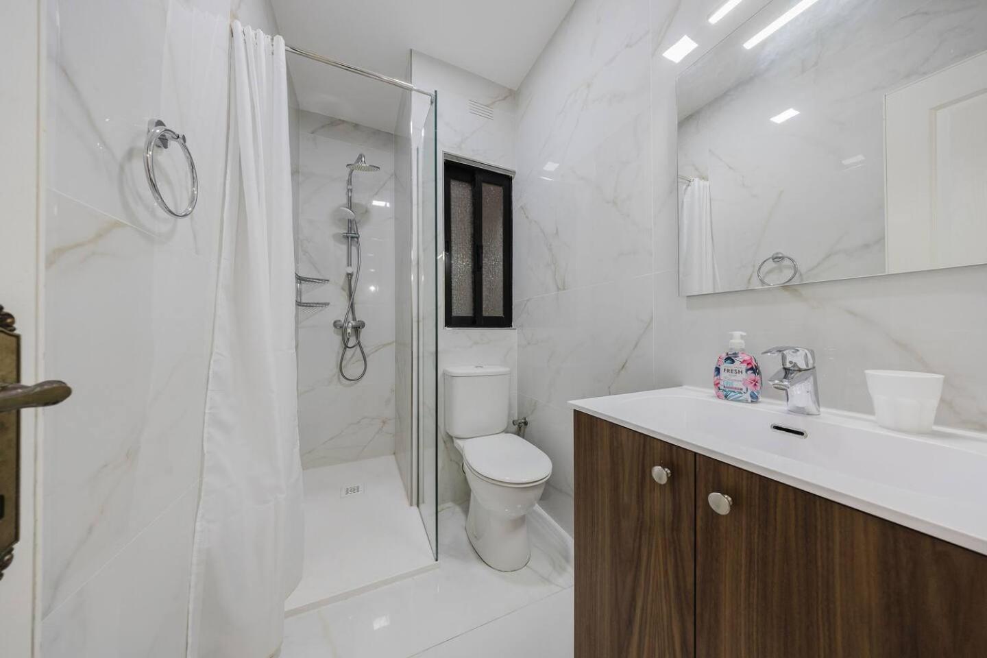 Seafront Apartment with Stunning Views of Għadira