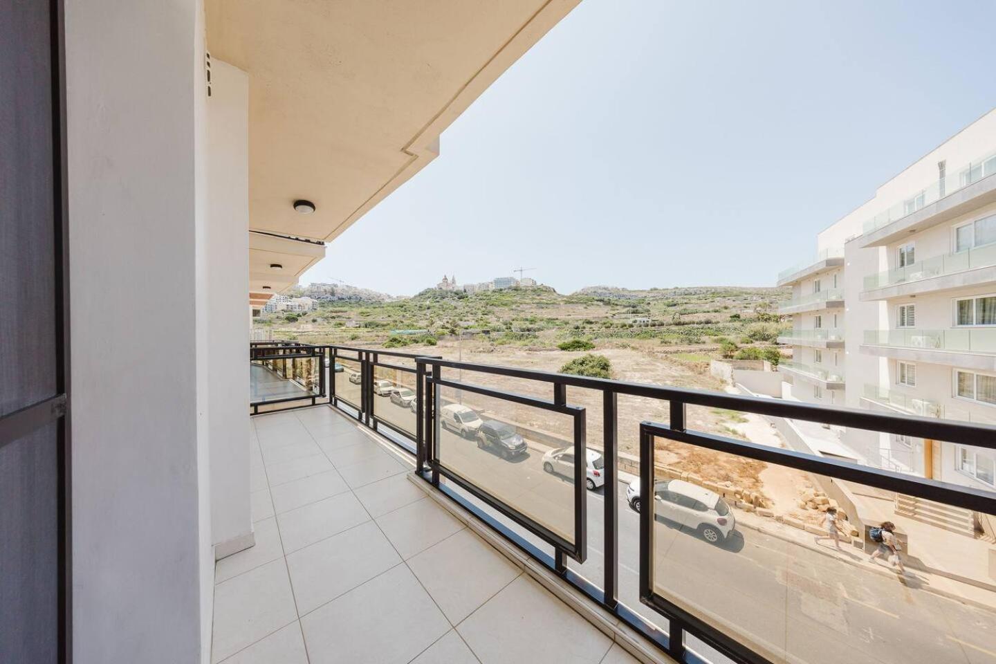 Seafront Apartment with Stunning Views of Għadira