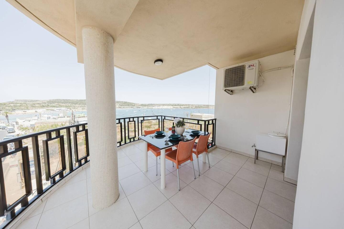 Seafront Apartment with Stunning Views of Għadira