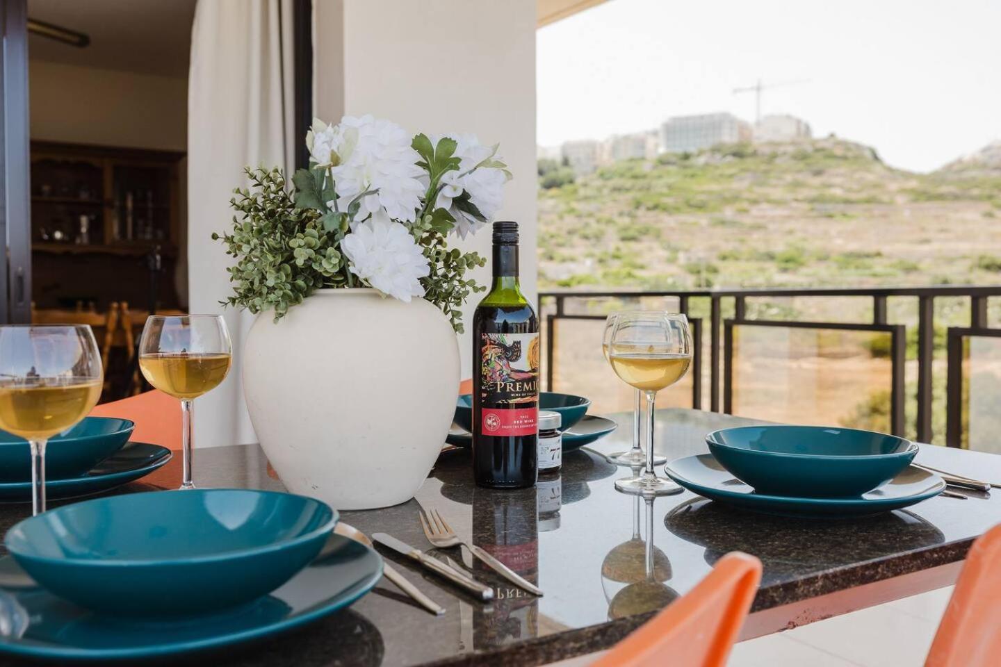 Seafront Apartment with Stunning Views of Għadira