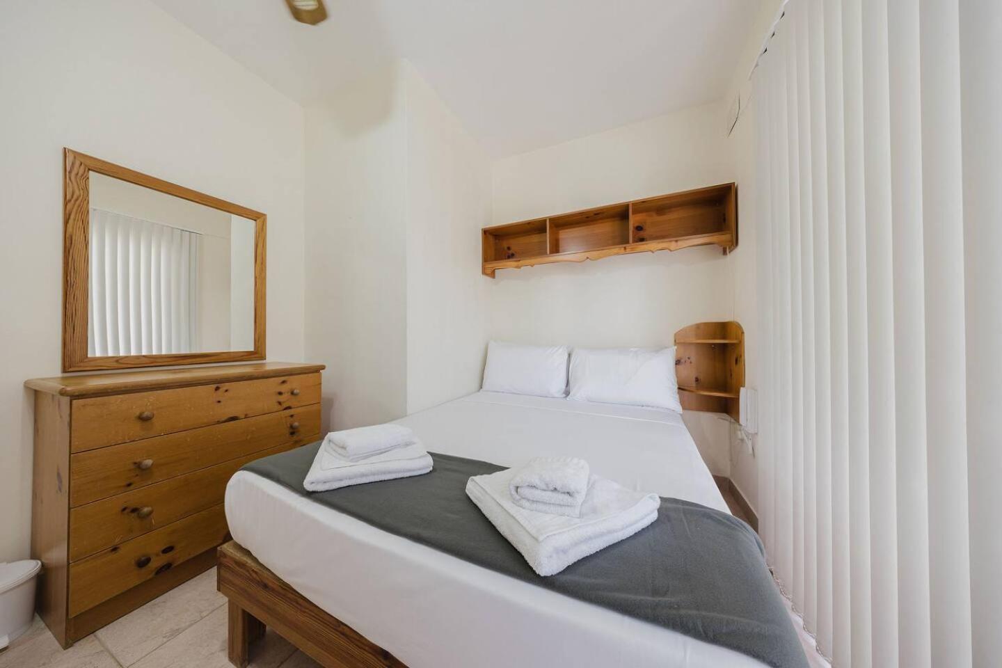 Seafront Apartment with Stunning Views of Għadira