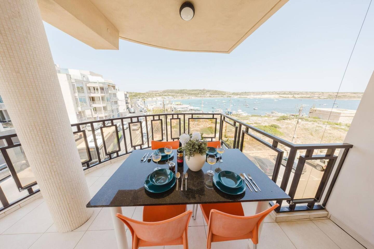 Seafront Apartment with Stunning Views of Għadira