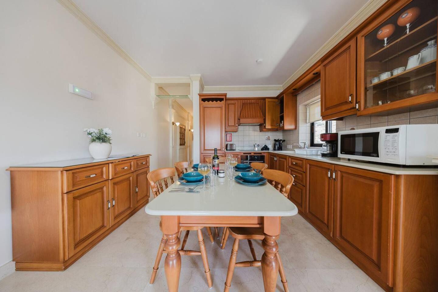 Seafront Apartment with Panoramic Views 3 Bed