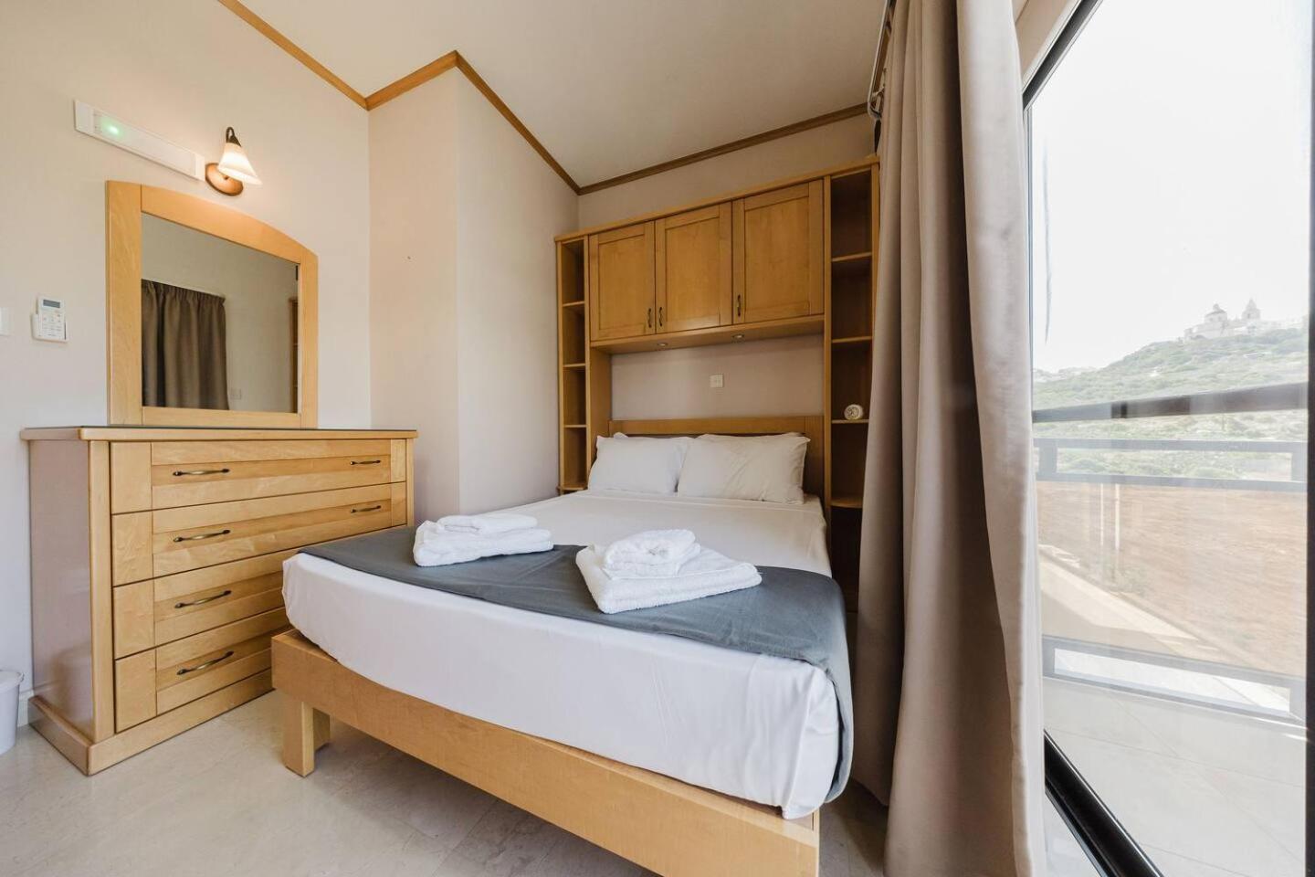 Seafront Apartment with Panoramic Views 3 Bed