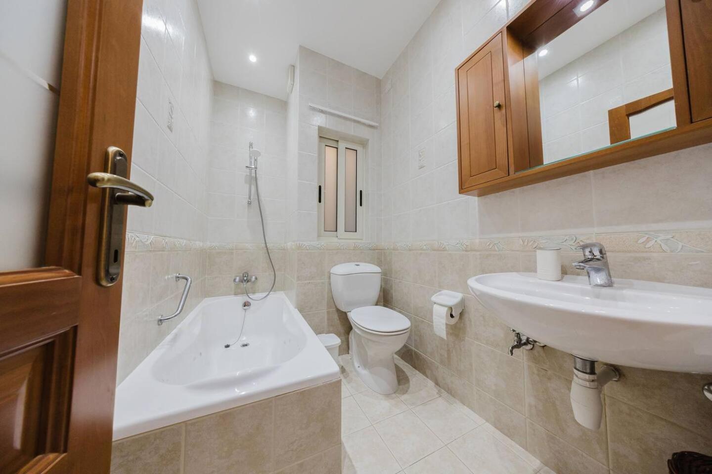 Seafront Apartment with Panoramic Views 3 Bed